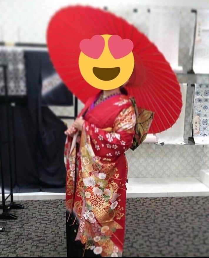 おゝみのインスタグラム：「✨お客様写真館✨  今回のお嬢様は赤の古典を個性的にコーディネートしたお嬢様です😌 注目して頂きたいのは襟元‼️ 黒金の市松柄の半襟に、紫の重ね襟 成人式では定番の赤色ですが、 個性を思い切り表に出し唯一無二の着こなしです☺️ お袖の黒も素敵です☺️  現在#きものおおみ #おおみ北川 #みますや ではGotoFurisodeキャンペーンを開催中です！ 期間は8/31まで‼️‼️ 是非お近くのおおみへお出掛け下さいませ☺️  #きもの #着物  #kimomoおおみ #振袖 #いわき #fashion #福島  #イオン #和風 #和装小物 #日本 #japanese  #小物合わせ#ママ振り #コーデ #ママ振りコーデ #お祝い #成人式 #振袖コーデ #かわいい #かっこいい #おしゃれ #和風 #前撮り #学生 #古典 #自分だけの #オリジナルコーデ」