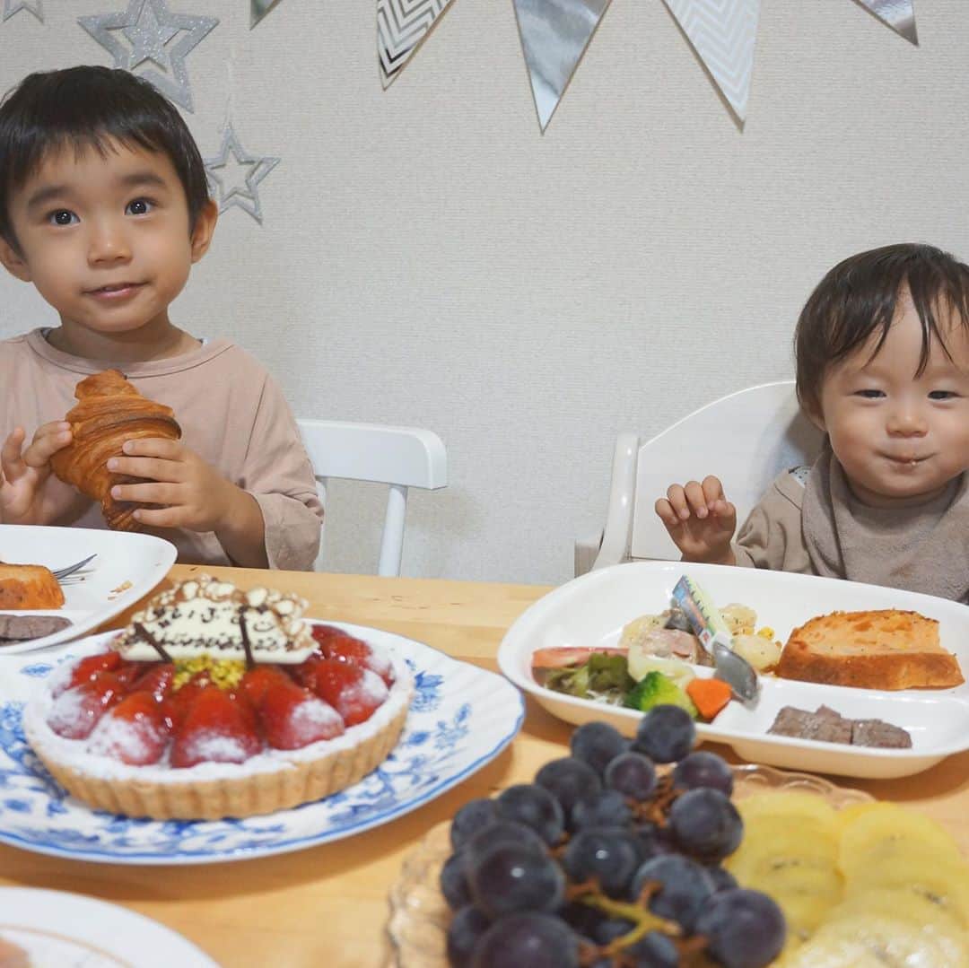 猪村有希さんのインスタグラム写真 - (猪村有希Instagram)「07.26 ちょっと遅れていぶきの﻿ birthday party👶🏻🍒﻿ ﻿ 話しかけたらあいづちうってくれるし﻿ お兄ちゃんのまねっこ上手で﻿ ニコニコ笑顔のいぶきにいつも癒されてます☺️❤︎﻿ ﻿ １歳おめでとう🎉﻿ #フルーツ大好き男子👶🏻﻿ #色々作ったのに1番食べたのはいちごとぶどう🍓🍇﻿ ﻿ #１歳誕生日 ﻿ #男の子ベビー ﻿ #男の子ママ﻿ #2歳差兄弟 ﻿ #2歳差育児 ﻿ #福岡ママ﻿ #キルフェボン #おうちごはん」8月16日 20時26分 - i.ykuup