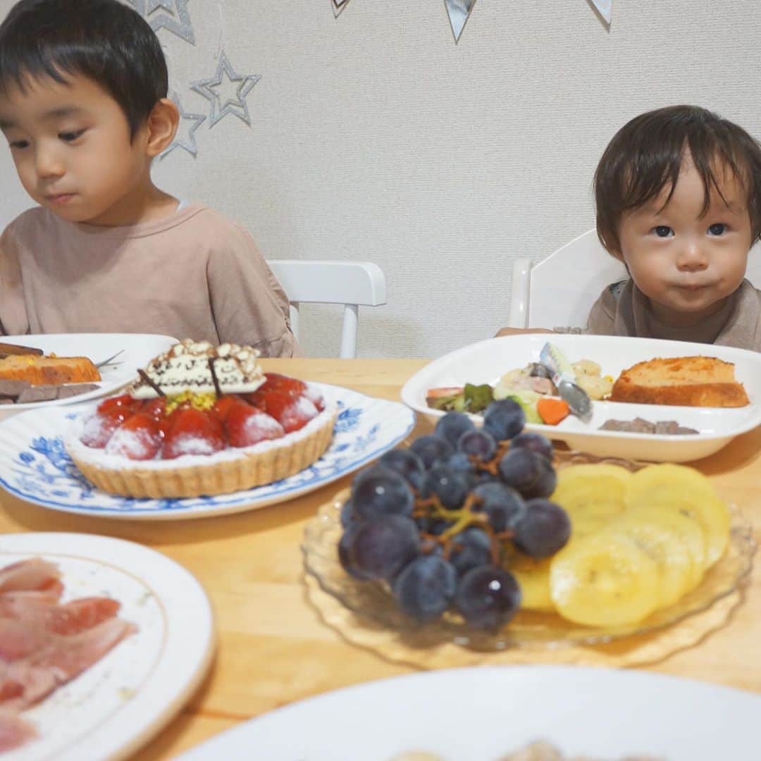 猪村有希さんのインスタグラム写真 - (猪村有希Instagram)「07.26 ちょっと遅れていぶきの﻿ birthday party👶🏻🍒﻿ ﻿ 話しかけたらあいづちうってくれるし﻿ お兄ちゃんのまねっこ上手で﻿ ニコニコ笑顔のいぶきにいつも癒されてます☺️❤︎﻿ ﻿ １歳おめでとう🎉﻿ #フルーツ大好き男子👶🏻﻿ #色々作ったのに1番食べたのはいちごとぶどう🍓🍇﻿ ﻿ #１歳誕生日 ﻿ #男の子ベビー ﻿ #男の子ママ﻿ #2歳差兄弟 ﻿ #2歳差育児 ﻿ #福岡ママ﻿ #キルフェボン #おうちごはん」8月16日 20時26分 - i.ykuup