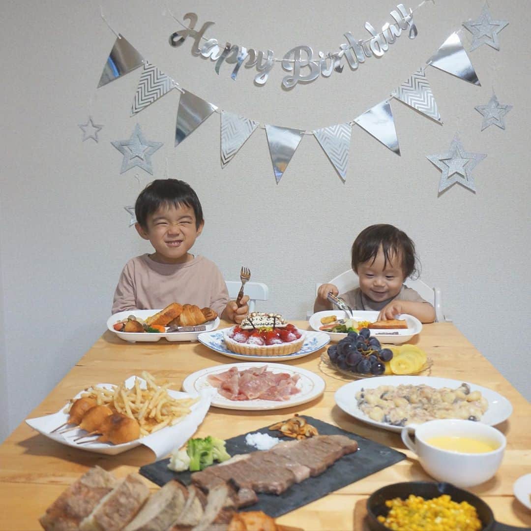 猪村有希さんのインスタグラム写真 - (猪村有希Instagram)「07.26 ちょっと遅れていぶきの﻿ birthday party👶🏻🍒﻿ ﻿ 話しかけたらあいづちうってくれるし﻿ お兄ちゃんのまねっこ上手で﻿ ニコニコ笑顔のいぶきにいつも癒されてます☺️❤︎﻿ ﻿ １歳おめでとう🎉﻿ #フルーツ大好き男子👶🏻﻿ #色々作ったのに1番食べたのはいちごとぶどう🍓🍇﻿ ﻿ #１歳誕生日 ﻿ #男の子ベビー ﻿ #男の子ママ﻿ #2歳差兄弟 ﻿ #2歳差育児 ﻿ #福岡ママ﻿ #キルフェボン #おうちごはん」8月16日 20時26分 - i.ykuup