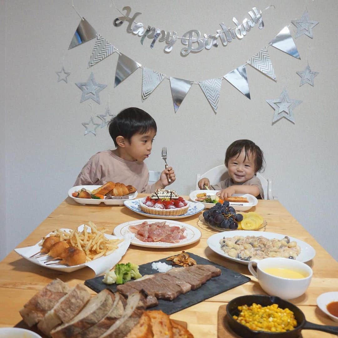 猪村有希さんのインスタグラム写真 - (猪村有希Instagram)「07.26 ちょっと遅れていぶきの﻿ birthday party👶🏻🍒﻿ ﻿ 話しかけたらあいづちうってくれるし﻿ お兄ちゃんのまねっこ上手で﻿ ニコニコ笑顔のいぶきにいつも癒されてます☺️❤︎﻿ ﻿ １歳おめでとう🎉﻿ #フルーツ大好き男子👶🏻﻿ #色々作ったのに1番食べたのはいちごとぶどう🍓🍇﻿ ﻿ #１歳誕生日 ﻿ #男の子ベビー ﻿ #男の子ママ﻿ #2歳差兄弟 ﻿ #2歳差育児 ﻿ #福岡ママ﻿ #キルフェボン #おうちごはん」8月16日 20時26分 - i.ykuup