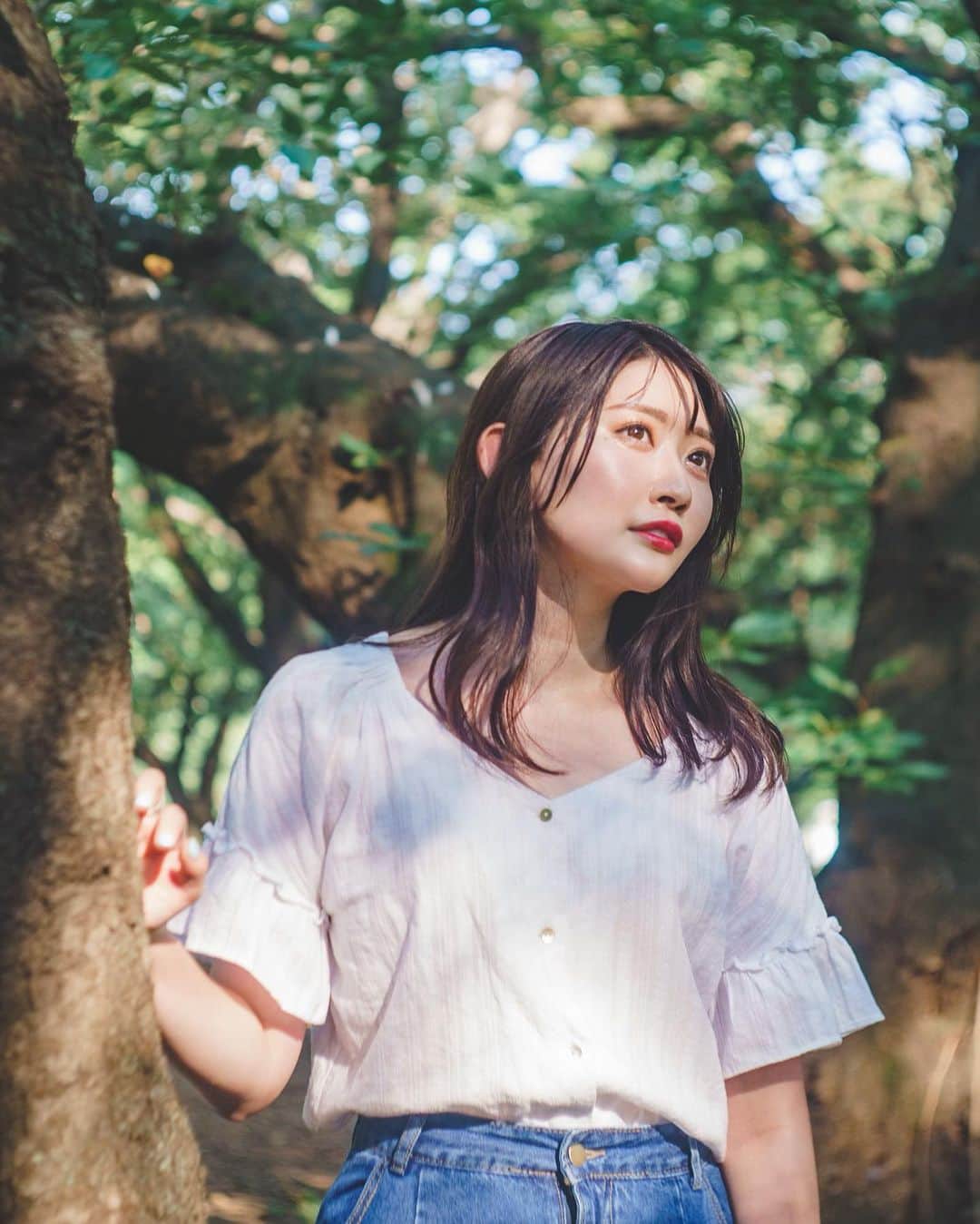 坂口莉果子のインスタグラム：「2020🌻🌿 ・ ・ ・ ・ ・ Photo by: @kaeru.photo   #japan #tokyo #japanesegirl #weekend #summer #nature #naturephotography #portraitphotography #2020 #instagramjapan #instagood  #instagram #photo #shooting #portrait #ファインダー越しの私の世界 #写真好きな人と繋がりたい #ポートレート #撮影 #自然光撮影 #何気ない瞬間を残したい #自然 #被写体 #黒髪 #サロンモデル #日本 #東京 #お盆 #カメラ #公園」