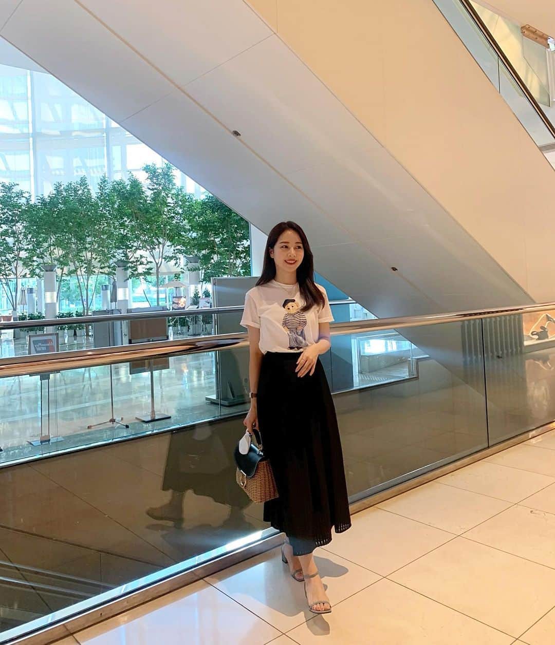 ハンナミのインスタグラム：「夏前に買ったのに きのうはじめて着たbear tee🤎✨  デニムだとカジュアルすぎかな？と思って ギンガムチェックスカート合わせました:)  tops @poloralphlauren skirt @eneu.official bag @ferragamo」