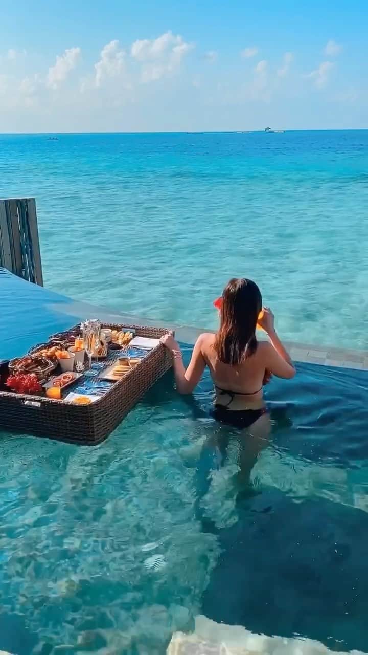 バーボラ・コディトヴァのインスタグラム：「Maldives in 15 seconds 🌴 Happy to announce that I paired up with @rafflesmaldives with a special offer - 4 night stay (beach & water villa) with a half board, a spa treatnent and free boat transfers! The hotel is absolutely amazing and you can book it via link in my story! PS: The hotel was one of the best ones I’ve ever been to and it reopens on 1st of October! ❤️」