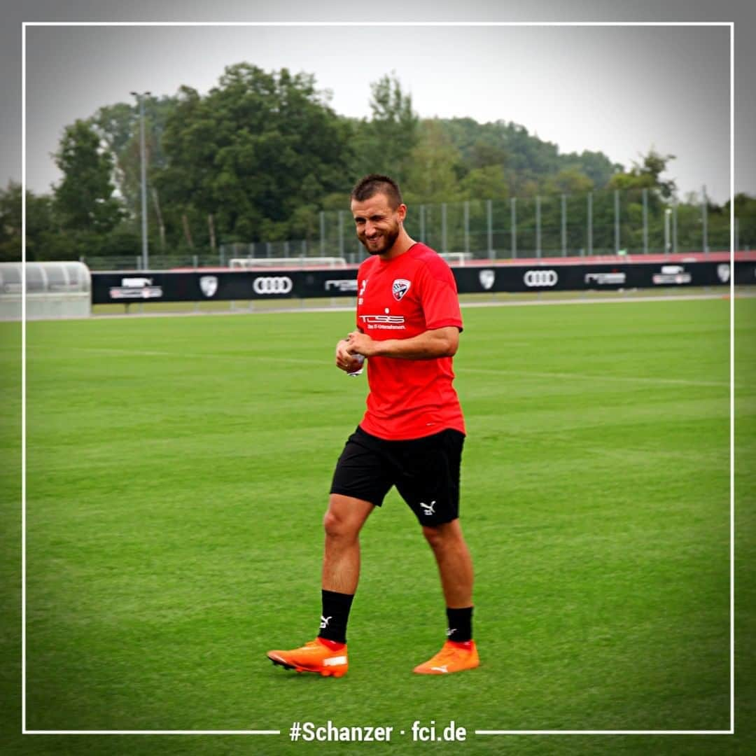 FCインゴルシュタット04さんのインスタグラム写真 - (FCインゴルシュタット04Instagram)「📆 TRAININGSAUFTAKT 🙌 Heute rollte der Ball am @audisportpark wieder 🖤❤️⚽️🏃‍♂  ___ Bei @thorsten_29, @rbnkrau23e, @buntic97, @filipb.11, @bjorn_i_paulsen, Jonatan #Kotzke, @gordonbuech & @patrick.sussek war die Freude groß ‼️👏 Wie sieht's bei euch aus, #Schanzer ⁉️👇 . . #schanzerdassindwir #Schanzerfürimmer #Ingolstadt #FCI #FCIngolstadt #soccer #fussball #football #3liga #fu3ball #zeigtsuns #gemeinsam #zusammen #miteinander #immerweiter #zamhoidn #support #team #Familie #einfachkriegstduwoanders #Trainingsauftakt #Jungs #zurück #back #Spaß #Freude」8月16日 20時24分 - dieschanzer