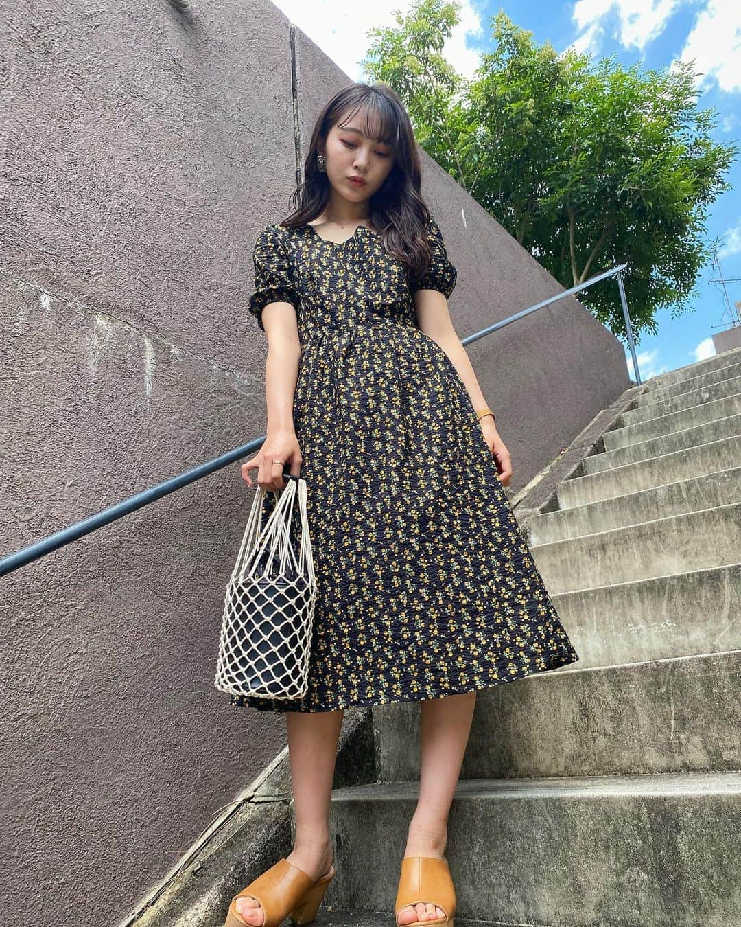 山本彩加さんのインスタグラム写真 - (山本彩加Instagram)「﻿ ﻿ ﻿ ﻿ 久々の私服☺︎﻿ ﻿ ﻿ ﻿ ﻿ こういう花柄のワンピース大好き♡﻿ ﻿ このワンピースは形も可愛くて、﻿ 綺麗にも！可愛くも着られる、すごく万能なワンピース！﻿ ﻿ ﻿ 今回は、カゴ風のバッグにしたんだけど、チェーンバッグだと可愛らしい雰囲気になってまた可愛いかもっ♡﻿ ﻿ ﻿ ﻿ ﻿ このGUさんのカゴ風バッグはチョーーお気に入りですっ！﻿ お手軽だしチェックしてみてね☺︎﻿ ﻿ ﻿ ﻿ #私服 #emmy #花柄ワンピ #柄ワンピース #gu #カゴバッグ #プチプラ #やんコーデ」8月16日 20時35分 - ayaka48_yanyan