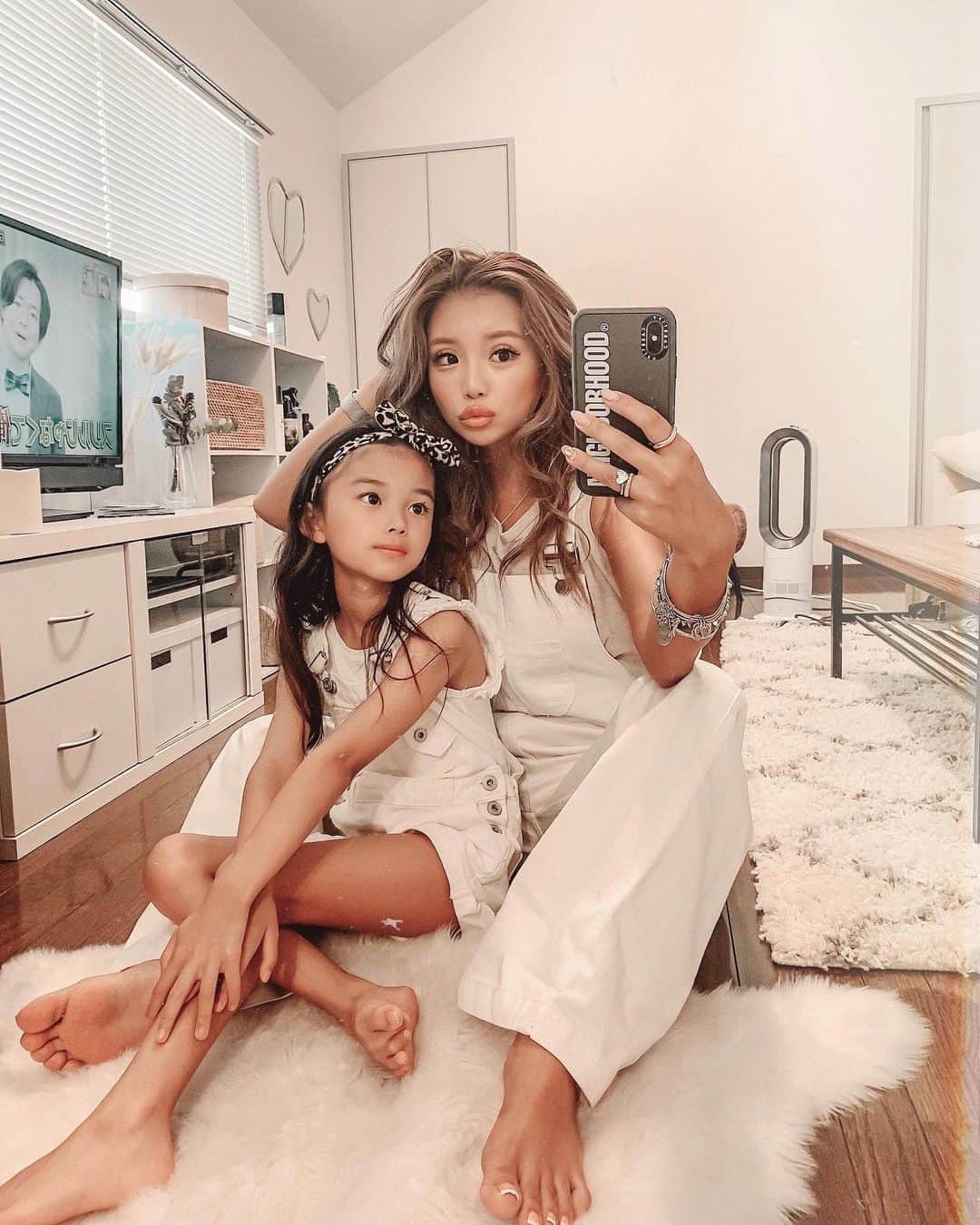 ✷kana✷のインスタグラム：「🧏🏼‍♀️ . . 私の短い夏休みおわり。 👧🏽も残り1週間、、 たまたまお互い着た服が ホワイトサロペでした♡♡ . #親子リンクコーデ」