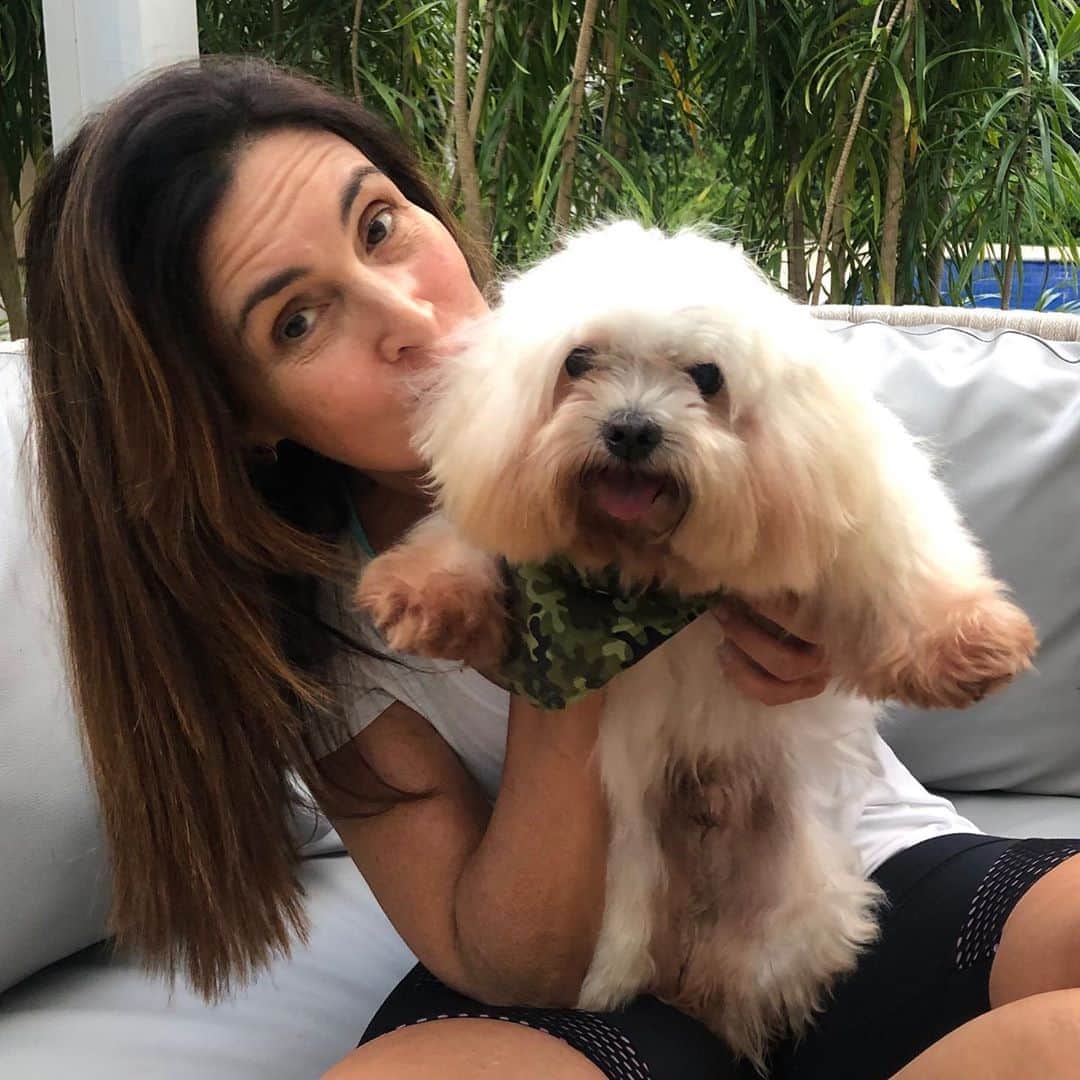 ファチマ・ベルナルデスのインスタグラム：「Passando com o meu velhinho só pra desejar um domingo de paz pra todo mundo.」