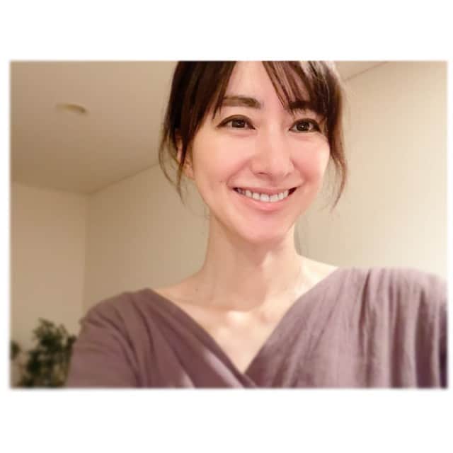 前田ゆかのインスタグラム：「今日はトマト🍅とアスパラと 薫製チーズをのせたフォカッチャ を作りました！  オーブンで焼くよりもパン生地がやわらかく、ふんわり焼き上がってます。 いつもは1回の発酵を今回は 2回の発酵にしてみました。 時間をかけたのがふっくら膨らんで焼けたポイントだと思います✨  #おうちごはん  #gultenfree #グルテンフリーパン #グルテンフリーレシピ  #maeyukareshipi #フライパンで研究中」