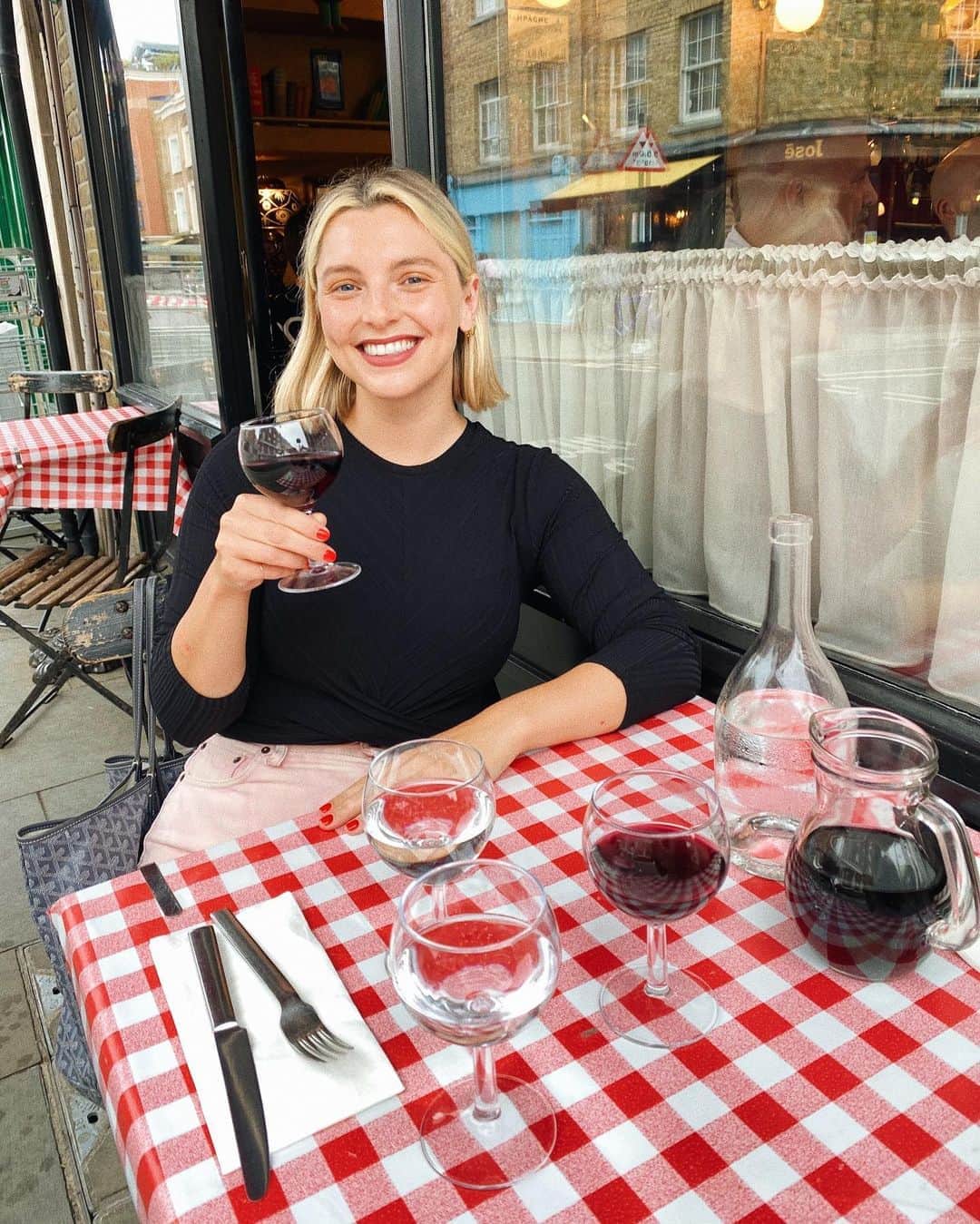 Estée Lalondeのインスタグラム：「I’m going to be 30 tomorrow! I feel fucking fabulous 🍷」