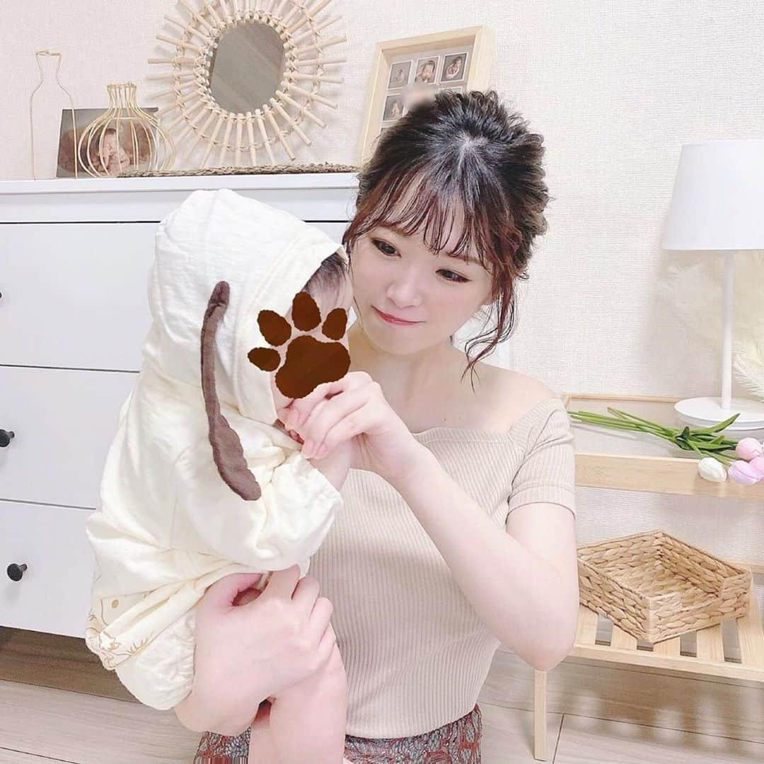 伊藤りかさんのインスタグラム写真 - (伊藤りかInstagram)「． スヌーピーに変身🐶💘 このお盆休みに部屋のお掃除を。。🧹♡ 👶🏻くんのお洋服入れる棚をやっと買えた⸝⋆ (小さくなった服をどうしようかずっと悩んでる←) * 最近、産後の切れ毛？が激しすぎて泣きそう。。😭 シャンプーから変えてみることにしたから 改善したら、またみんなにシェアします..！◌ * うなじや腕の、 ムダ毛ケアは変わらず @moomo9112 です❣️ 他のメーカーの物も使ったことがあるけど、 匂いがキツかったら除毛しきれなかったりがあったけど #ムーモ はツルスベ肌になるのからお気に入り☺️💕 * #男の子ママ #男の子ベビー #おとこのこママ #親子コーデ #ママコーデ #ママファッション #ママライフ #4ヶ月ベビー #ママファッション #赤ちゃん #赤ちゃんのいる暮らし #生後4ヶ月 #ママ情報 #子育てママ #子育てぐらむ #子供部屋 #スヌーピー #ピーナッツ #男の子のママ #模様替え #イケア #イケア購入品 #イケア収納 #fashion #ootd #ikea #baby #arrange #伊藤りか #snsクリエイター」8月16日 20時31分 - rrrika.i