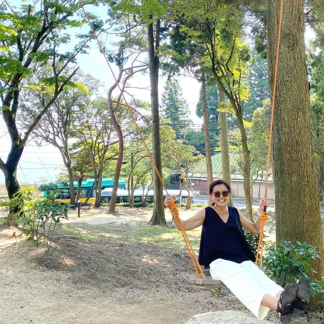 keikobun34さんのインスタグラム写真 - (keikobun34Instagram)「﻿ レイとお出掛け。﻿ ﻿ パパのお盆休み最終日、　﻿ ずっと行きたかった﻿ 653cafeに行ってきました。﻿ ﻿ 暑さを心配してましたが、﻿ 山頂は8℃以上涼しくて過ごしやすい‼︎﻿ 満席で予約できなかったから、﻿ 待つの覚悟で行ったけど、﻿ すぐに席に座れました‼︎﻿ ﻿ この暑さで芝生でのボール遊びが﻿ できなかったレイも、﻿ 思いっきり走り回れて﻿ 満足だったみたい♥︎﻿ ﻿ ﻿ #六甲#653カフェ﻿ #お散歩コーデ#ワンコとお出かけ ﻿ #犬とおでかけ ﻿ #大人カジュアル#シンプルコーデ﻿ #アラフィフ#アラフィフコーデ﻿ #アラフィフファッション﻿ #アラフィフママ #アラフィフモデル﻿ #アラフォー#アラフォーコーデ﻿ #アラフォーファッション﻿ #今日のコーデ﻿ #40代ファッション #40代コーデ﻿」8月16日 20時32分 - keikobun34