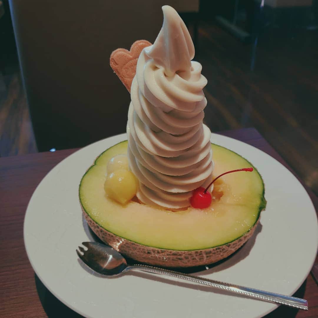 国友愛佳さんのインスタグラム写真 - (国友愛佳Instagram)「メロンにソフトクリーム！！！」8月16日 20時36分 - kunitomo_aika