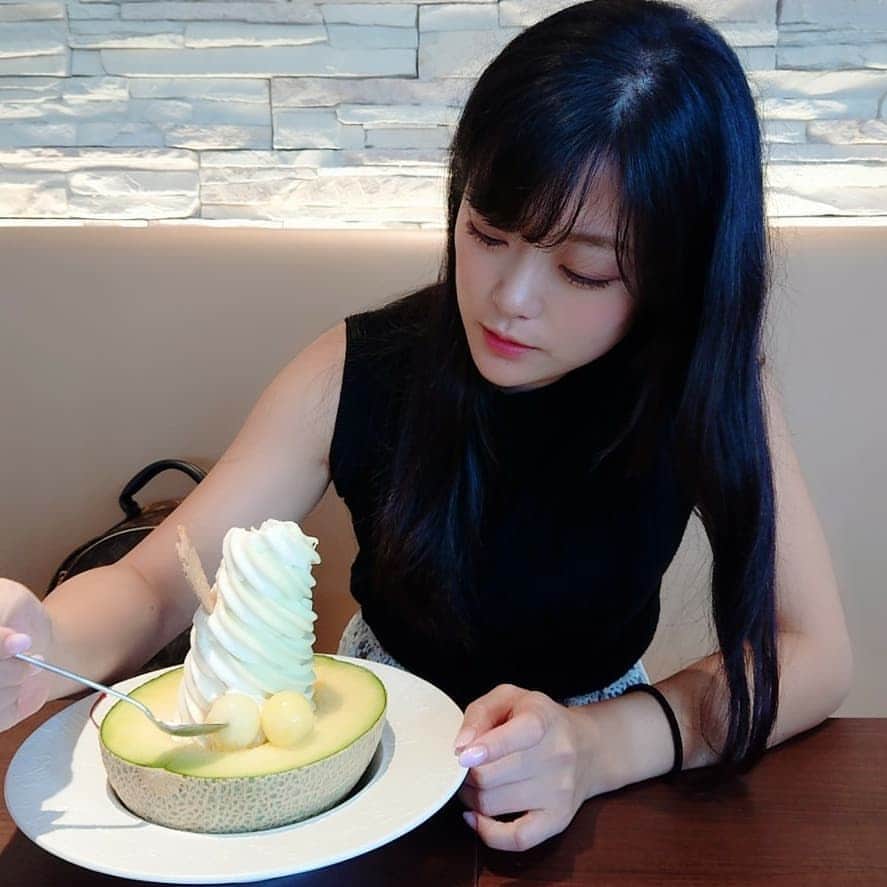 国友愛佳のインスタグラム：「メロンにソフトクリーム！！！」