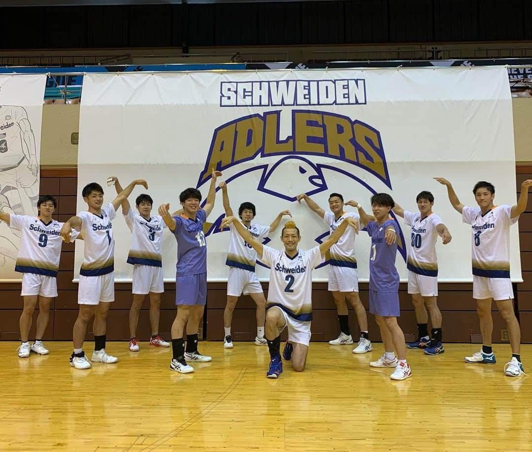 兒玉康成さんのインスタグラム写真 - (兒玉康成Instagram)「ハイキュー!!×V.LEAGUE SPECIAL MATCH2020「シュヴァイデンアドラーズvsMSBYブラックジャッカル」 本当にすごい企画に参加させていただきました！ 控えめにいってアドラーズ最高でした！ そして何より鹿商3人で前衛を並べたことがとても嬉しかったです！ たくさんの人にバレーボールの素晴らしさが伝わってくれていたらとても嬉しい限りです！ 本当にたくさんの応援ありがとうございました！ #ハイキュー  #Vリーグ #vリーグはバレーだよ  #シュヴァイデンアドラーズ  #msbyブラックジャッカル  #パナソニックパンサーズ  #鹿児島商業 #五厘」8月16日 20時42分 - yasu_koda_21