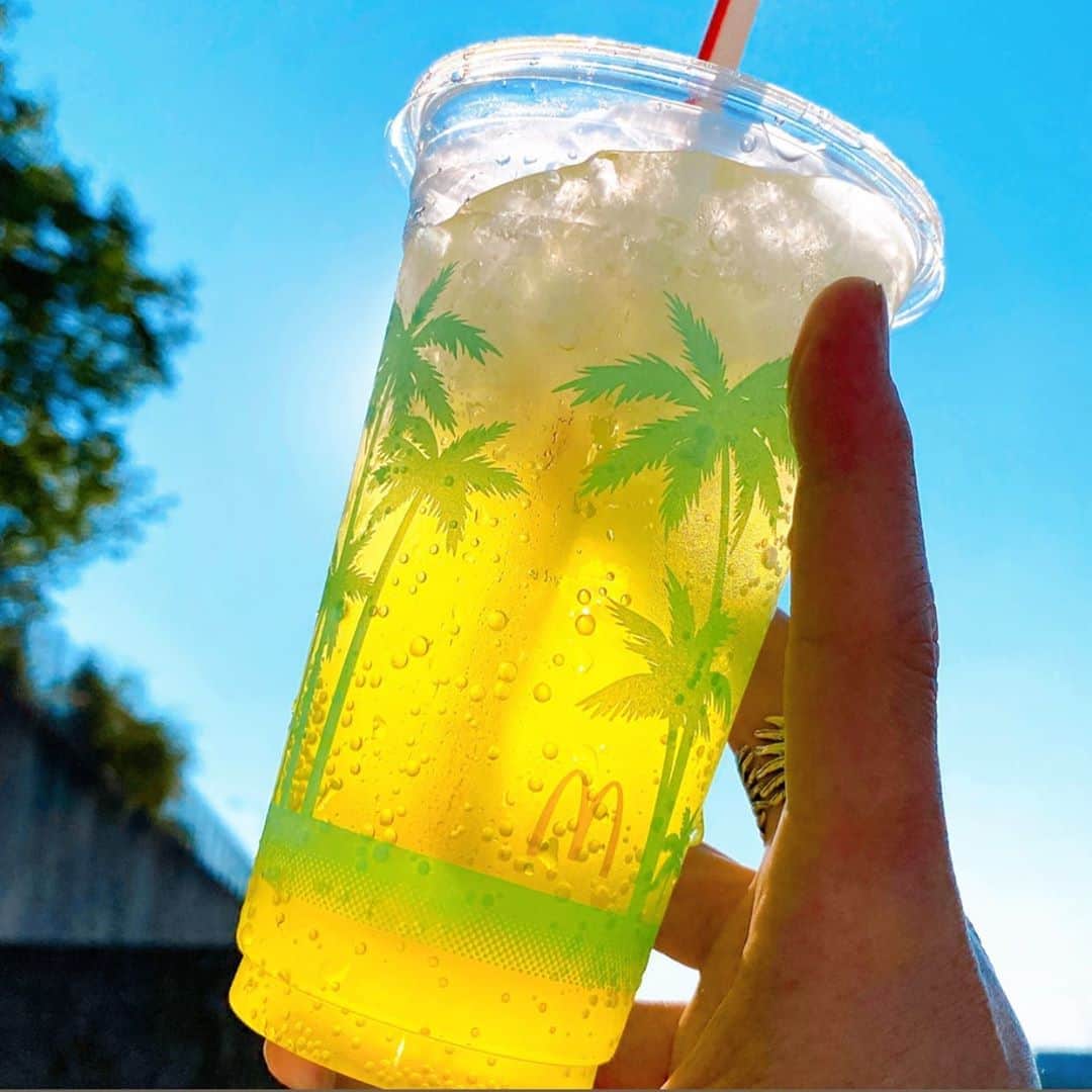 のインスタグラム：「Enjoy the taste of Hawaii at home! 🏝ハワイ州観光局公認🏝 『 マックフィズ® レモネード』 夏はやっぱりレモネード🍋♡ #爽やか #マックでどこでもハワイ #ハワイ #マクドナルド　#マクド　#マック  #期間限定 #マックフィズ #レモネード #炭酸 #mcdonalds #mcdonald #mcd #맥도날드 #夏　#海　#空　#太陽　#晴れ #青空  #空が好き #空が好きな人と繋がりたい  #コロナに負けるな #staysafe  #ファインダー越しの世界  #ファインダー越しの私の世界  #写真で伝えたい私の世界  #写真好きな人と繋がりたい 　 #景色好きな人と繋がりたい #景色」