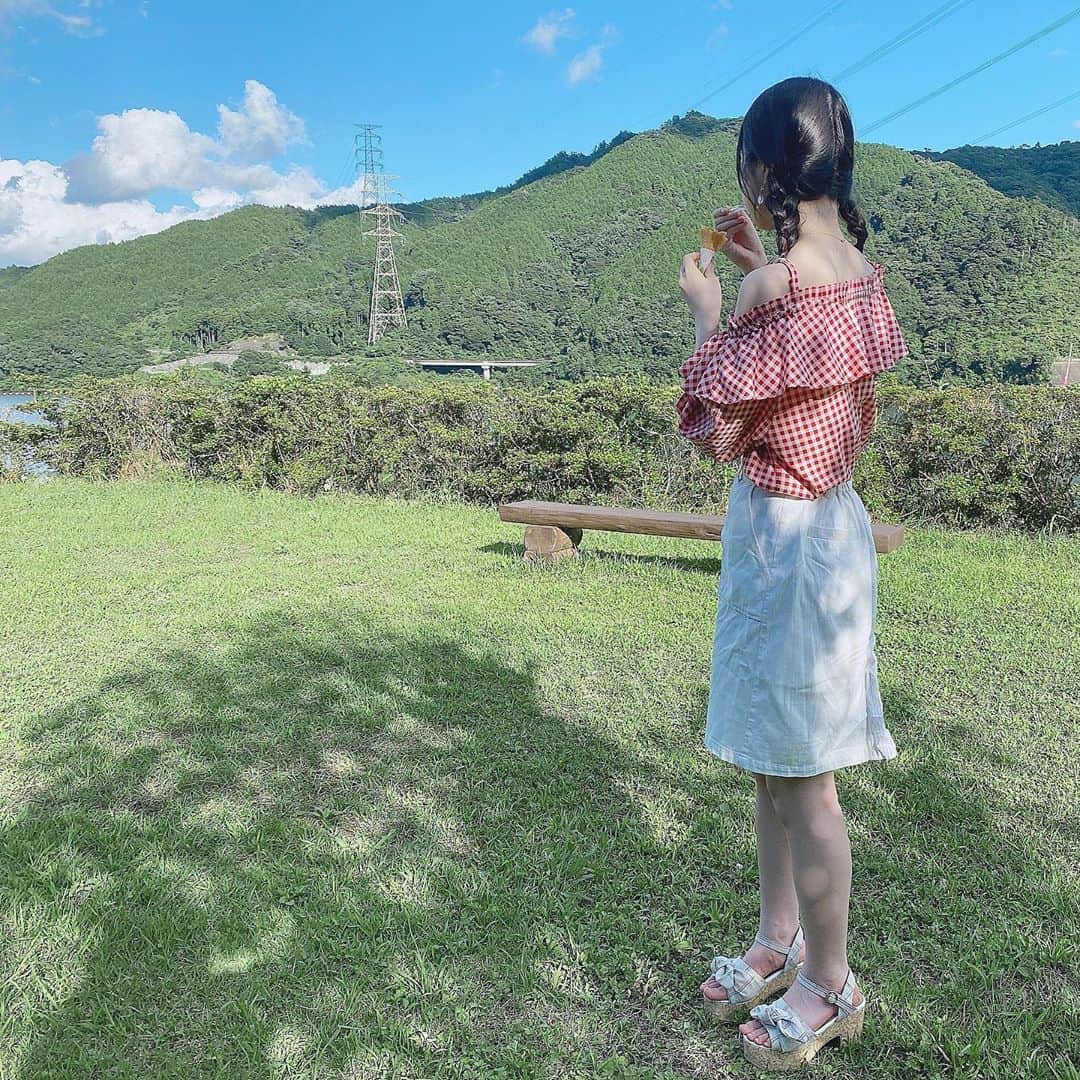 小川紗奈さんのインスタグラム写真 - (小川紗奈Instagram)「この日暑すぎて秒でソフトクリーム溶け始めちゃったから、過去最速くらいでソフトクリームたべた...笑﻿ ﻿ ﻿ #夏 #summer #ソフトクリーム #icecream #ギンガムチェック #デニムコーデ #オフショル #サンダル #夏服 #自然」8月16日 20時56分 - sana_hkt48