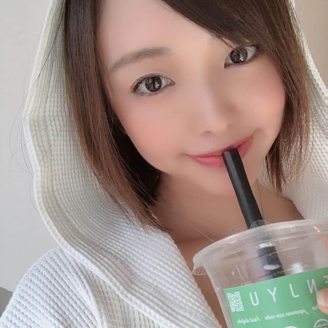 のインスタグラム：「飲むわらび餅💕💕﻿ おいし😋❤️﻿ ﻿ ❤️ @chakaenjyu ❤️﻿ ﻿ 冷蔵で届いて、﻿ 牛乳入れるだけ😚🌼🌼﻿ わらび餅ストローで吸えるし、もっちもち💕﻿ ﻿ ⭐︎抹茶﻿ ⭐︎ほうじ茶←今日はこっち﻿ ﻿ おやつに最高〜🎀🎀﻿ ﻿ #茶菓えん寿 #京都 #京都太秦 #飲むわらび餅 #大映通り商店街 #そうだ京都行こう #おやつ #おうちカフェ #おうちcafe #おうちスイーツ #おうちかふぇ #おうちじかん #おうち時間を楽しむ #アラサー #ママ #ネット販売 #base #フルーツ大福」