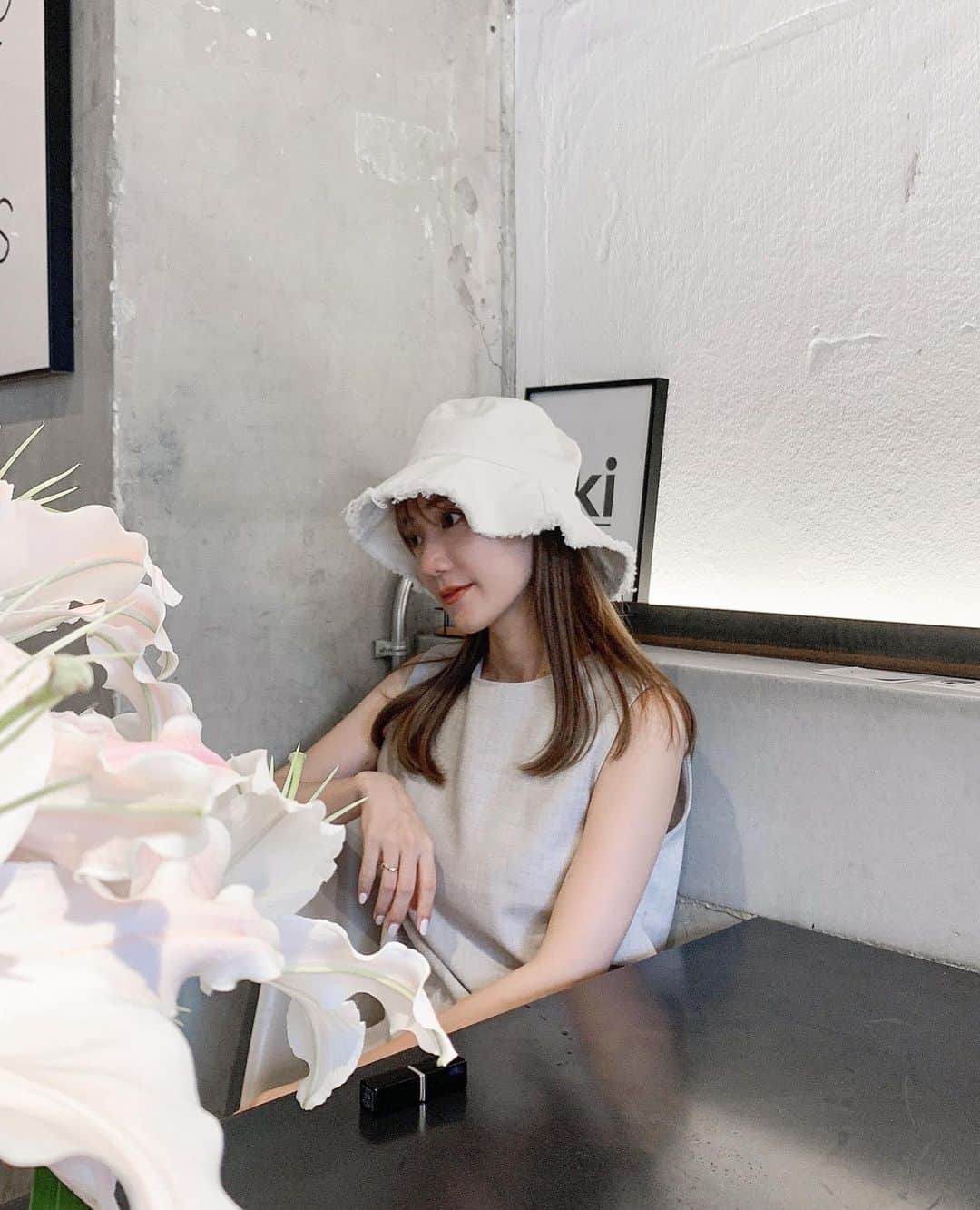 小川陽香のインスタグラム：「久しぶりの更新✍︎ ㅤ すっかり日が空いちゃった。。 これはいつかのカフェにて☕️ ホワイト系のコーデにオレンジリップがマイブームです🍊 ㅤ 今年の夏は高知に帰れなくてめっちゃ寂しい。。🥺 ㅤ ㅤ #cafe #code #ootd #fashion #whitecode #dayoff #コーデ #ファッション #バケットハット #ホワイトコーデ #オレンジリップ #カフェ #休日」