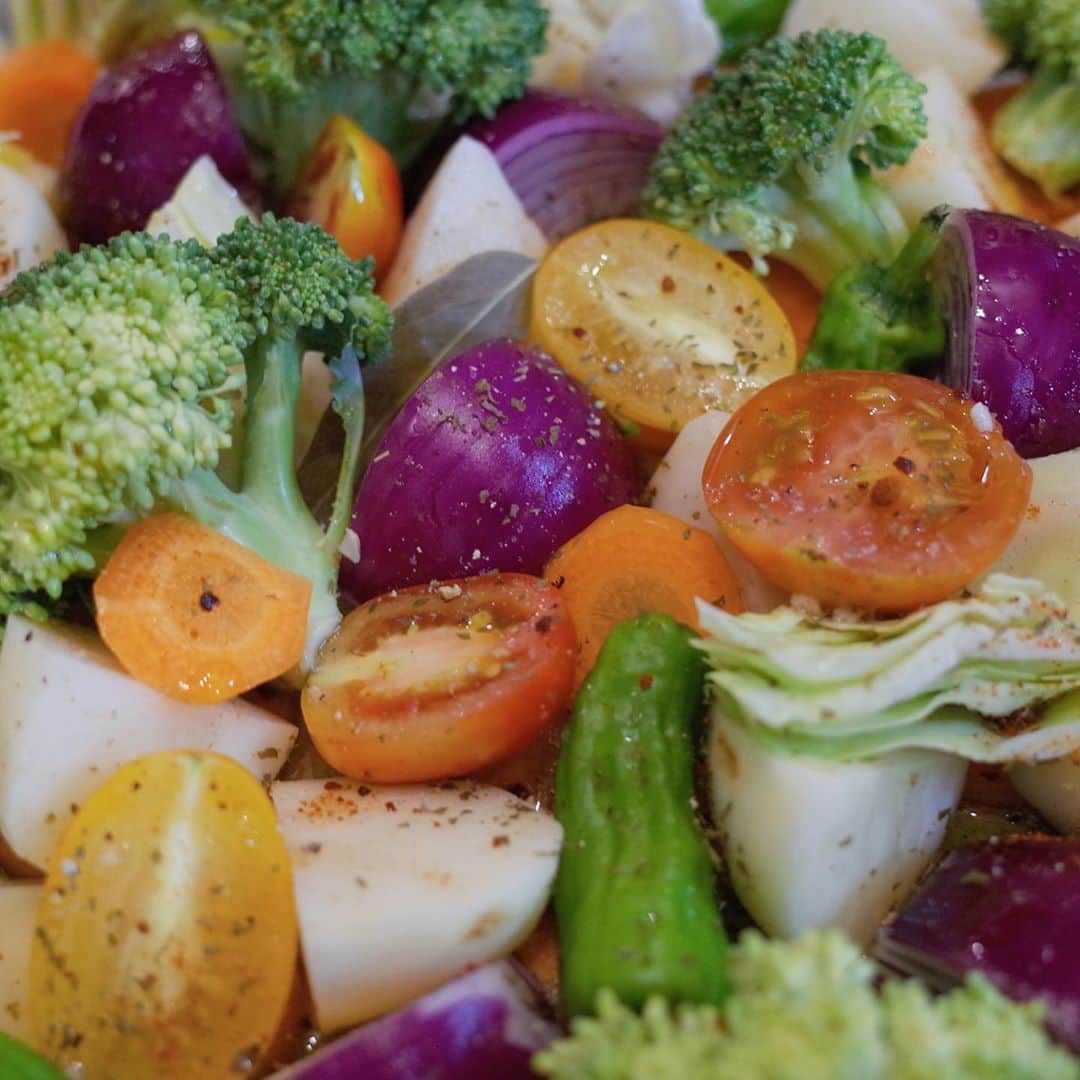 HALCAさんのインスタグラム写真 - (HALCAInstagram)「野菜の #オーブン焼き が﻿ とにかく簡単＆美味しい🥦🧅🥕🍅﻿ 塩胡椒とオリーブオイルをかけて﻿ (ハーブやスパイスもお好みで🧂)﻿ 160℃で40分、さらに180℃で10分﻿ 様子をみながら焼くだけ！って最高かよ。﻿ 特に何もしてないのに(🤫)彩り良いから﻿ 喜んでもらえるのも嬉しい。﻿ #野菜のオーブン焼き #ぎゅうぎゅう焼き  #halcafe_vg #veggie #vegetables #vegan #vegetablesgrilled #plantbased #vegetarian  #vegegrill #grilledvegetables #grilledveggies」8月16日 21時07分 - halca_