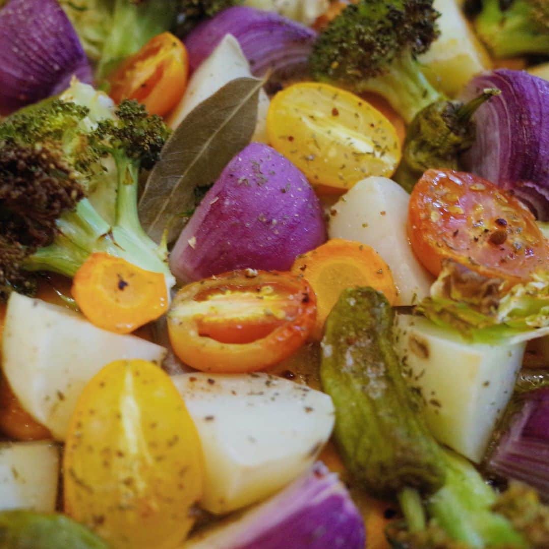 HALCAさんのインスタグラム写真 - (HALCAInstagram)「野菜の #オーブン焼き が﻿ とにかく簡単＆美味しい🥦🧅🥕🍅﻿ 塩胡椒とオリーブオイルをかけて﻿ (ハーブやスパイスもお好みで🧂)﻿ 160℃で40分、さらに180℃で10分﻿ 様子をみながら焼くだけ！って最高かよ。﻿ 特に何もしてないのに(🤫)彩り良いから﻿ 喜んでもらえるのも嬉しい。﻿ #野菜のオーブン焼き #ぎゅうぎゅう焼き  #halcafe_vg #veggie #vegetables #vegan #vegetablesgrilled #plantbased #vegetarian  #vegegrill #grilledvegetables #grilledveggies」8月16日 21時07分 - halca_