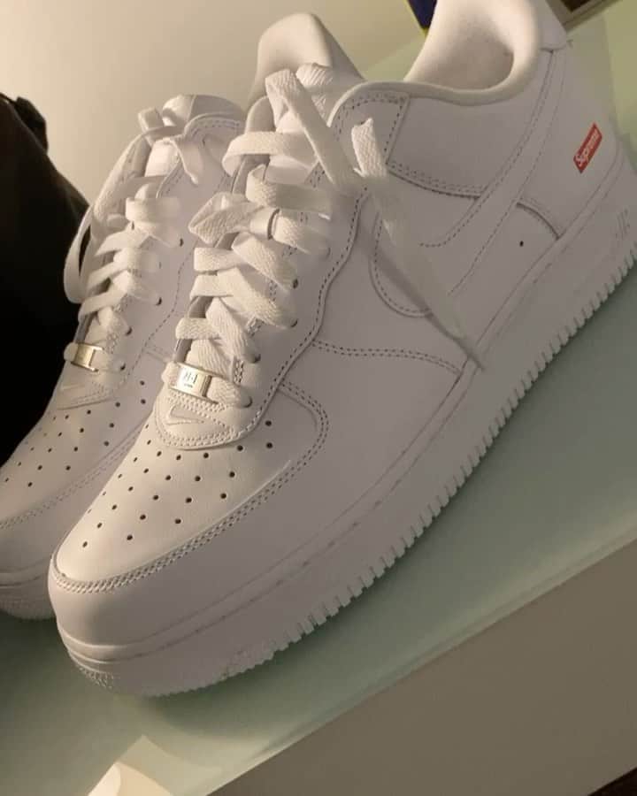 ファンクマスター・フレックスのインスタグラム：「Them white airforce/uptown’s is always comfortable/simple fresh! (No black airforce allowed!)😂😂😂😂 : Hunter says black joints ain’t it dad! 🤷🏾‍♂️」