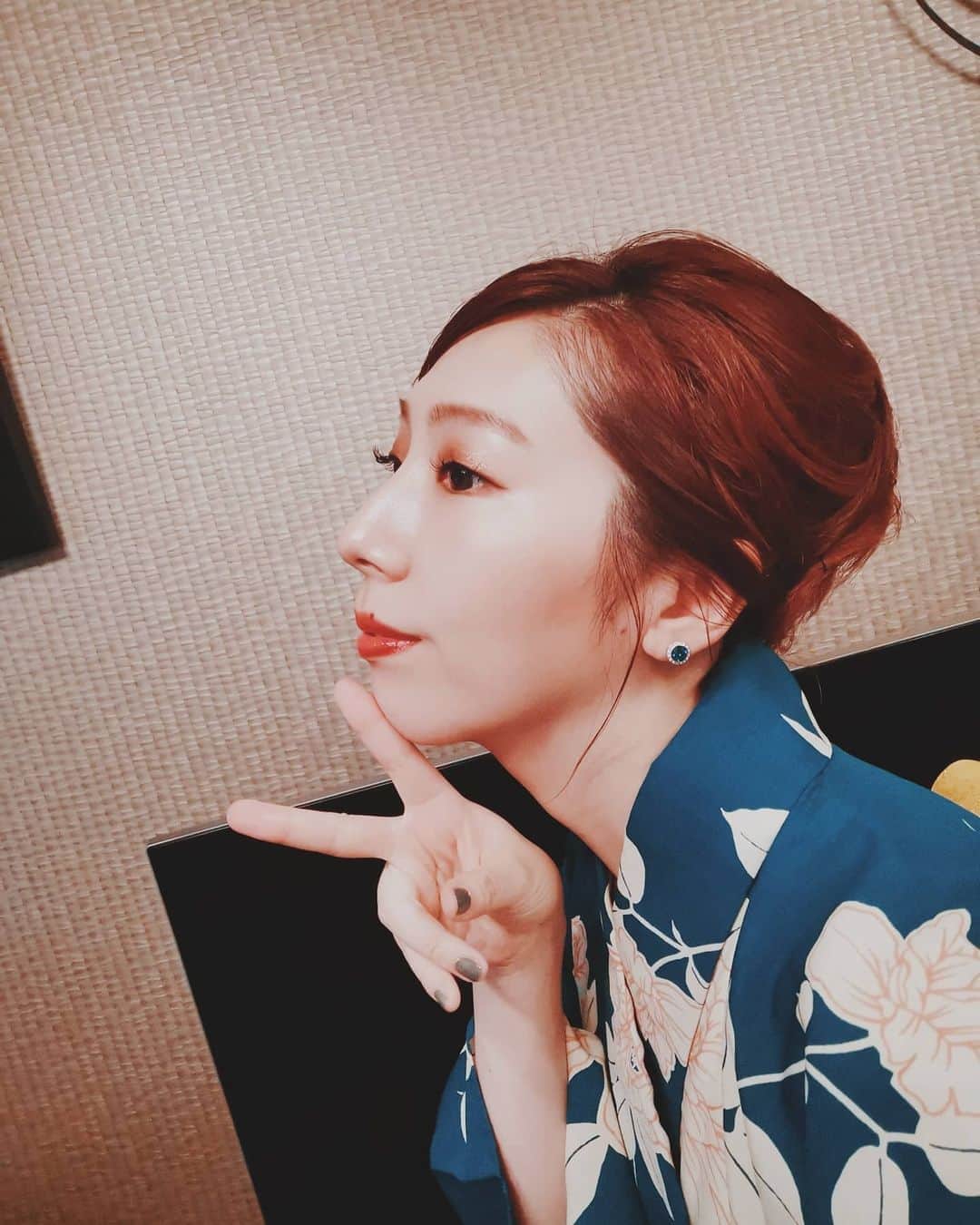 貴愛kwiae Officialのインスタグラム：「StreamingLive  ありがとうございました🌞🌴🌺✨ 2020は耐える年だとしても、それでもできる限り楽しみたいなぁという事で浴衣も着ました😉 そして、謎のスイカを食べるコーナー作ったり笑🍉Σ('-' 🍉Σ )  ライブもなかなか出来ないので、こうやってみんなと繋がれて嬉しい気持ちです🥺🧚‍♂️🙏🏿 また9月配信出来るようにします😇‼‼ いつもありがとう🥺🧚‍♂️ 来週は主催ライブですたのしみ💋 * * * * #live #like #Youtubelive  #streaminglive #yukata  #浴衣 #ゆかた #配信  #配信ライブ #sww #kwiae #貴愛 #photooftheday #face」