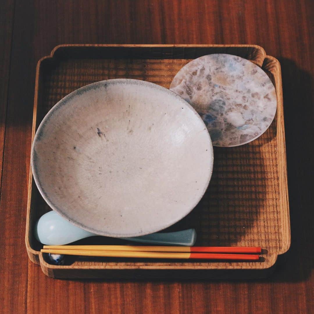 Kaori from Japanese Kitchenさんのインスタグラム写真 - (Kaori from Japanese KitchenInstagram)「【レシピあり】鶏すだち麺。夏を感じるヘルシーレシピ。 ・ こんばんは。 今日の晩ごはん。 昨日作った自家製サラダチキンの煮汁を どうリメイクしようかな？と ストーリーズで質問した所 「鶏すだちそうめん」の票が多かったので 早速作ってみました。 レシピはスワイプして3枚目からです。 とても滋味深い味になりました。 麺はそうめん、糖質0麺、中華麺など お好きな細麺でどうぞ。 書くの忘れたけど胡椒かけた方が味締まります。 素材の力、旬のおいしさをお楽しみあれ。 ・ 手間隙かけてられない！けど作ってみたい！ という方向けに、コンビニの食材で作れる 時短レシピもおまけでメモ書きしました。 ケミカルパワーである程度 味の保証はされてるかと思いますが 少し塩分濃い目なので 調味料を減らして調整してください。 ・ ちなみに、本日は色々ありまして 食材が多少変わってます…笑 お昼が焼き肉ランチだったため #糖質0麺 でカロリーカット。 糖質0麺は袋ごと冷凍したものを 解凍して水洗いしました。 そのままよりもコシが出て美味ですよ。 そしてすだちが3軒スーパー回っても売り切れていて 青柚子で代用。美味しかったです！ 低脂質高タンパク質なので ダイエット中やトレーニング後にも◎。 お役に立てれば幸いです。 最後までお読みいただきありがとうございました。 本日もお疲れ様でした。 ・ 【おしながき】 ダイエット鶏すだち麺（糖質0麺を使用） 中華風パクチーサラダ ・ ・ ・ ・ 2020.08.16 Sun Hi from Tokyo! Today’s light supper:Chicken gluten free noodle, and Chinese cilantro salad. ・ ・ ・ ・ ・ #japanesefood #noodle #おうちごはん #早餐 #薬膳 #うつわ #自炊 #松浦コータロー #落合芝地 #清岡幸道 #砂田夏海 #すだち #ダイエットレシピ #筋トレ飯 #サラダチキン」8月16日 21時08分 - coco_kontasu