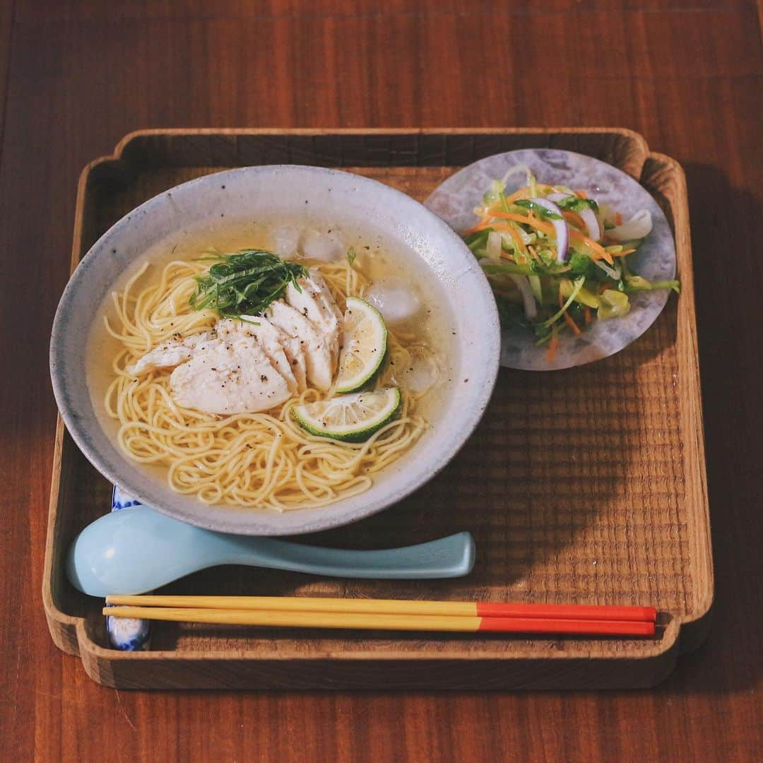 Kaori from Japanese Kitchenのインスタグラム：「【レシピあり】鶏すだち麺。夏を感じるヘルシーレシピ。 ・ こんばんは。 今日の晩ごはん。 昨日作った自家製サラダチキンの煮汁を どうリメイクしようかな？と ストーリーズで質問した所 「鶏すだちそうめん」の票が多かったので 早速作ってみました。 レシピはスワイプして3枚目からです。 とても滋味深い味になりました。 麺はそうめん、糖質0麺、中華麺など お好きな細麺でどうぞ。 書くの忘れたけど胡椒かけた方が味締まります。 素材の力、旬のおいしさをお楽しみあれ。 ・ 手間隙かけてられない！けど作ってみたい！ という方向けに、コンビニの食材で作れる 時短レシピもおまけでメモ書きしました。 ケミカルパワーである程度 味の保証はされてるかと思いますが 少し塩分濃い目なので 調味料を減らして調整してください。 ・ ちなみに、本日は色々ありまして 食材が多少変わってます…笑 お昼が焼き肉ランチだったため #糖質0麺 でカロリーカット。 糖質0麺は袋ごと冷凍したものを 解凍して水洗いしました。 そのままよりもコシが出て美味ですよ。 そしてすだちが3軒スーパー回っても売り切れていて 青柚子で代用。美味しかったです！ 低脂質高タンパク質なので ダイエット中やトレーニング後にも◎。 お役に立てれば幸いです。 最後までお読みいただきありがとうございました。 本日もお疲れ様でした。 ・ 【おしながき】 ダイエット鶏すだち麺（糖質0麺を使用） 中華風パクチーサラダ ・ ・ ・ ・ 2020.08.16 Sun Hi from Tokyo! Today’s light supper:Chicken gluten free noodle, and Chinese cilantro salad. ・ ・ ・ ・ ・ #japanesefood #noodle #おうちごはん #早餐 #薬膳 #うつわ #自炊 #松浦コータロー #落合芝地 #清岡幸道 #砂田夏海 #すだち #ダイエットレシピ #筋トレ飯 #サラダチキン」