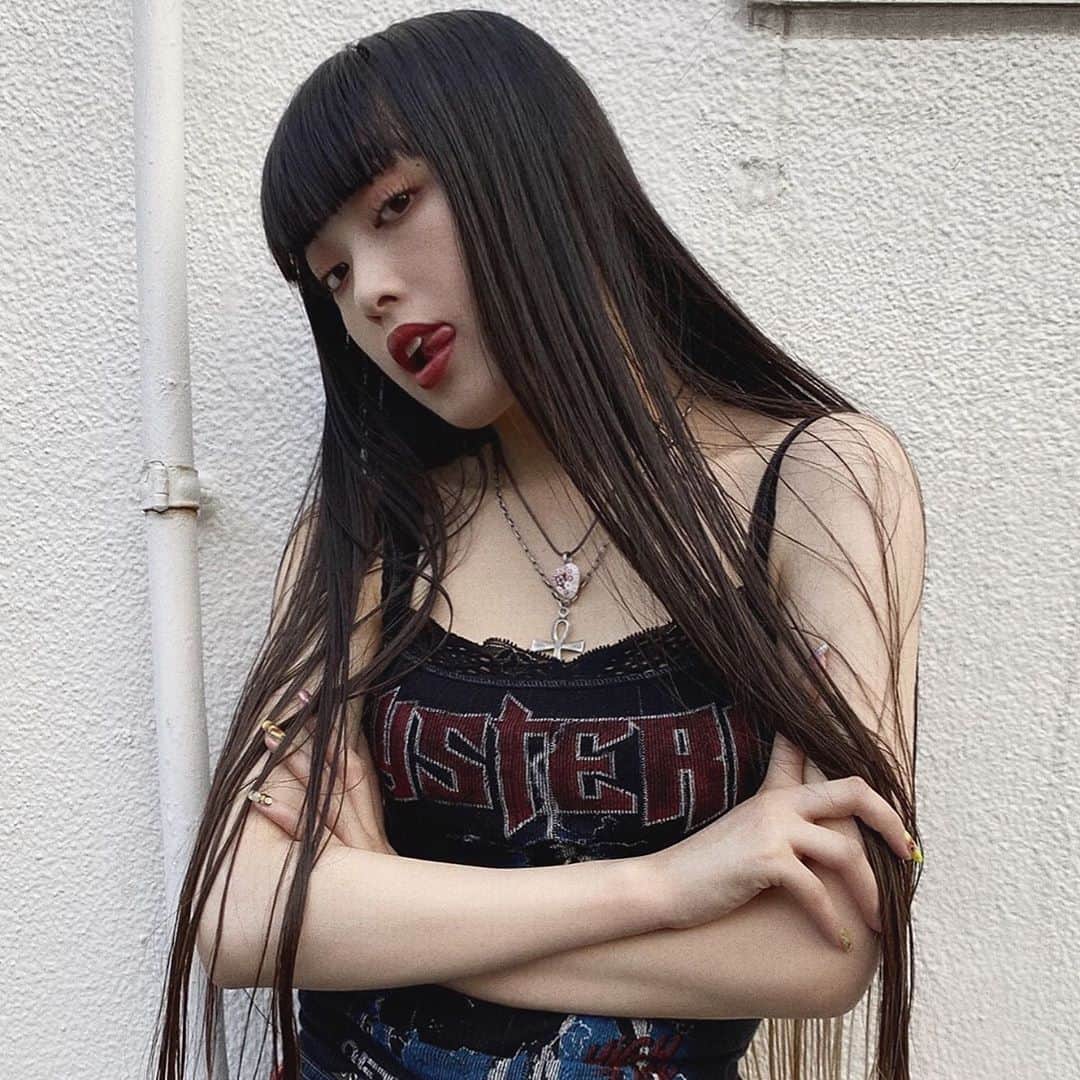 セナのインスタグラム：「🃏🖤 . . . . . . . . . . . . . . . #黒髪スーパーロング #黒髪 #黒髪ロング #ロングヘア #スーパーロング #前髪  #赤リップ #ぱっつん前髪 #ワイドバング #撮影 #作品撮り #hystericglamour #streetfashion #サロモ #サロンモデル #古着  #ootd #ootdfashion #ストリートファッション #streetstyle #いいね返し #instagood #instalike #ストレートヘア #ootd4nylonjp #自撮り #selfie #streetphotography #90s #セナ」