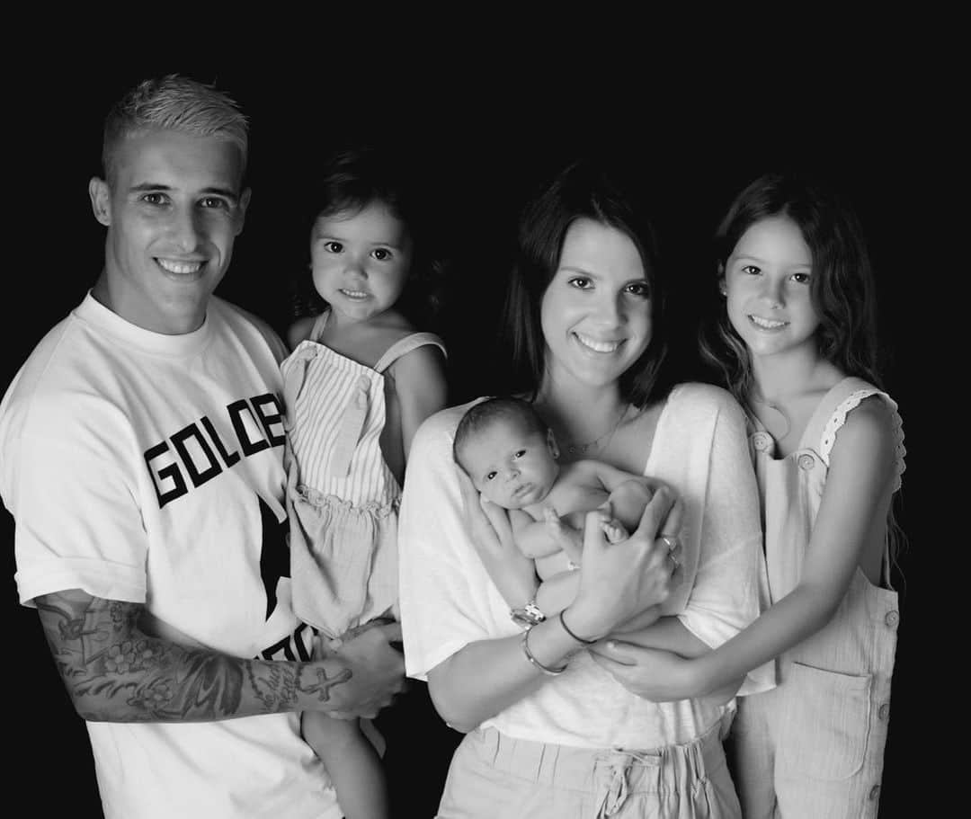 クリスティアン・テージョのインスタグラム：「Feliz cumpleaños mi vida!!!🎊🎉 Gracias por estar a mi lado en todos los momentos, no he podido encontrar mejor persona, amiga, mujer que tu!😀💚 Feliz de formar esta familía de 5 contigo. Te queremos, disfruta de tu día😘😍 #happybirthday #28 @lorenaloal」