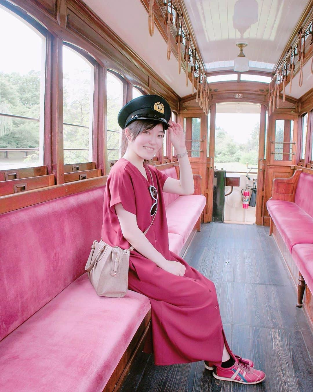 すずきあすかさんのインスタグラム写真 - (すずきあすかInstagram)「レトロな車内❤️ 今日も京都は暑かったみたいだね！ みなさんお気をつけを🙇‍♀️ . . #チンチン電車 #市電 #京都 #kyoto #京都市電 #自撮り #自撮り女子 #女子 #selfie #girlsselfie #girl #旅 #旅行 #女子旅 #観光 #タビジョ #あすにゃん旅行 #travel #sightseeing #trip #一人旅 #一人旅女子 #女子旅行 #出張 #鉄オタ #女子鉄 #癒し #梅小路公園」8月16日 21時16分 - suzukiasukadesu