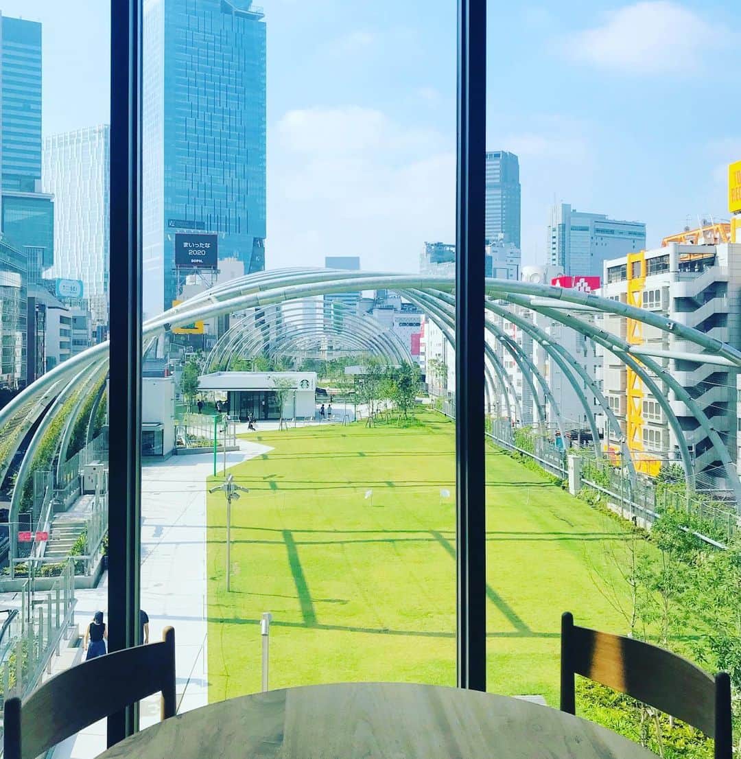 伊藤直樹のインスタグラム：「試泊させてもらいました。  家がセカンドオフィスになったけど、 サードオフィスとして、たまに良さそうです。  東京が見えて、 公園が見えて、 アートがあって。  中央アジアとフレンチの フュージョン料理の香辛料が 旅の思い出も呼び覚ます。  14時のチェックアウトまで、  企画のレビュー、 旅のレビュー、 人生のレビュー、  いろいろレビューが出来そうです。  #宮下公園 #miyashitapark  #渋谷 #shibuya @sequence_miyashitapark  @dongxi_tokyo」