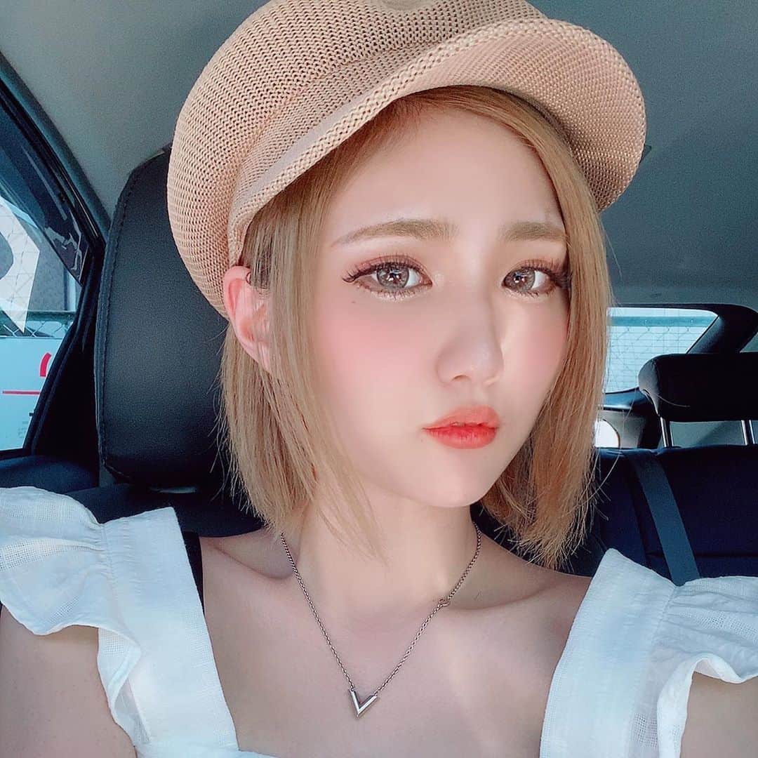守田美咲のインスタグラム：「Summer🍉🌺🍧🎐☀️🌴👙🌻  #金髪ショート #コーデ #帽子 #カラコン #つけまつげ #夏コーデ #ルイヴィトン」