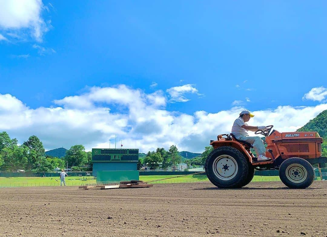 福田太郎さんのインスタグラム写真 - (福田太郎Instagram)「👩‍🌾⚾️ 帯広農業、甲子園初勝利おめでとう！ 特別な夏の、夢舞台での大事な、ひと試合。 まるで北海道の球児の想いも背負ったかのように 全員が一丸になって戦う姿に胸を打たれました！ ⠀ 自家製きな粉牛乳パワーを存分に発揮🥛 キャプテンでエースの井村くんは、お兄さんに貰った 十勝牛の皮で作った和牛グローブで躍動しました🐄 激闘の模様は、あすのイチモニ！でたっぷりと🌻 ⠀ #帯広農業 #甲子園 #初勝利 #高校野球 #交流試合 #帯農 っぽい写真 #円山球場 #なつぞら #銀の匙 モデル #十勝 #帯広 #きな粉 #牛乳 #和牛グローブ 使ってみたい  #トラクター と #野球場 = #グラウンド整備」8月16日 21時20分 - htb_tarofukuda