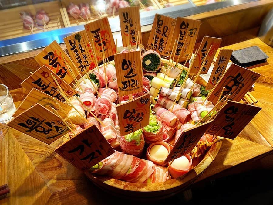 とぎもちさんのインスタグラム写真 - (とぎもちInstagram)「.﻿ 【カンナム 】﻿ ﻿ カンナム にある今人気の﻿ 野菜巻き食いしん坊に行ってきました♪﻿ ﻿ ﻿ お店に入ってすぐ日本語で「いらっしゃいませ」！﻿ ﻿ 日本人の方も何人か働いており﻿ 日本語も通じます😆✨﻿ ﻿ ここ期待して行ったんですが﻿ 期待を超える美味しさでした😂💕﻿ ﻿ 野菜巻きもどれも美味しいし﻿ 他のメニューも最高﻿ ﻿ 日本の居酒屋さんに比べると﻿ 少しお高めだなとは思うけど﻿ この美味しさなら文句なし！！﻿ ﻿ どれも丁寧に作られたものばかり♪﻿ ﻿ 特にメンチカツは絶対注文必須！﻿ ﻿ またすぐ食べに行たい🤤💓﻿ ﻿ .﻿ #野菜巻き食いしん坊 #カンナム  #江南 #ソウル #韓国 #カンナムお店 #江南お店 #韓国の美味しい店 #韓国の居酒屋 #串焼き #串巻き #야사이마끼쿠이신보 #강남 #강남맛집 #맛집 #맛집스타그램 #맛집추천  #먹스타그램 #토기모치 #とぎもちkorea」8月16日 21時20分 - togistagram