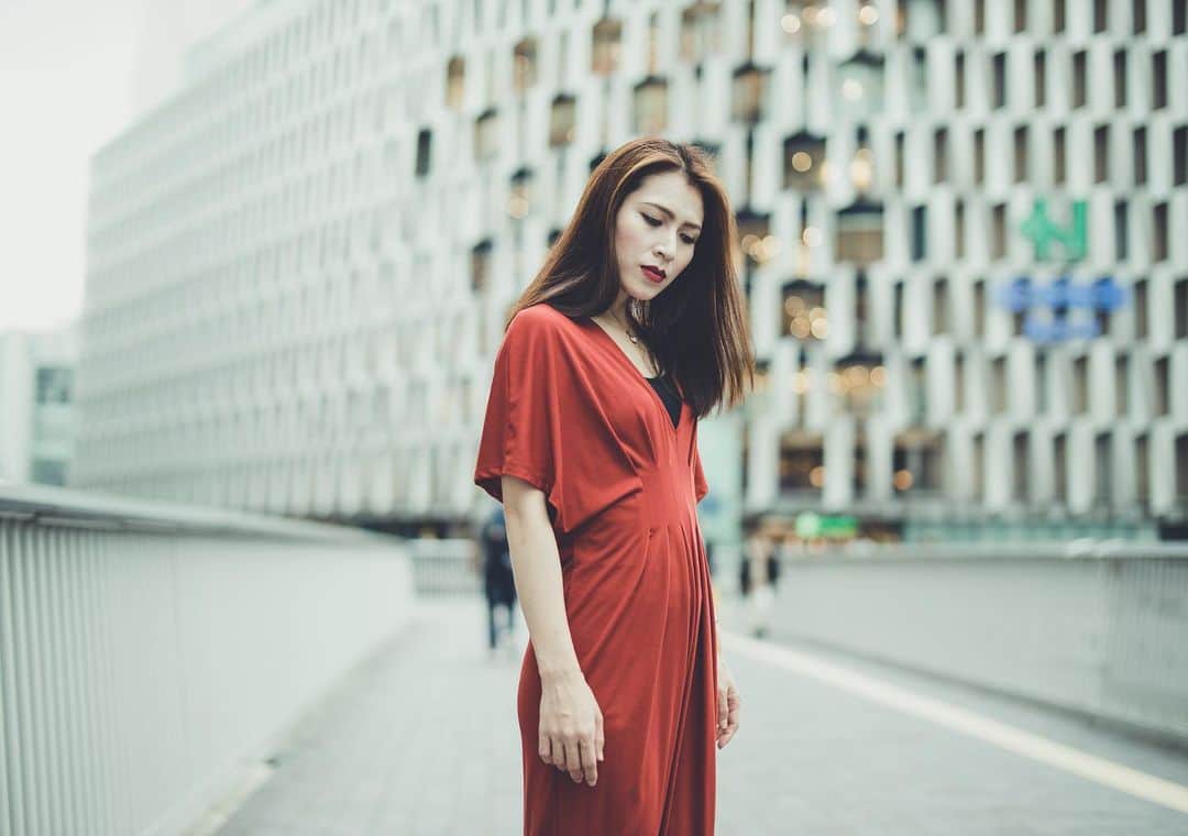 イルコ光の魔術師のインスタグラム：「今日もアップしまーす❗️EOS R にTokina 50mm f/1.4で撮影❗️このスポット最近めっちゃ変わったね〜❗️. . モデル: Mari. . 新しい @ilkomobile アカウントにiPhoneで撮ってるポートレートもアップしますよ！いい光があればカメラ&レンズはなんでもいいと思います . . #ストロビスト #ポートレート #梅田 #50mm #tokina #instagramjapan #東京 #東京カメラ部 #ig_today #igersjp #tokyocameraclub #instalike #instagramhub #team_jp_ #vscogoodshot #strobist #strobistlighting #portrait_perfection #iphonephotography #イルコ #光の魔術師 #umeda #instagramhub #カメラ女子 #iphoneography  #lovers_nippon #ファインダー越しの私の世界 #写真好きな人と繋がりたい #portrait」
