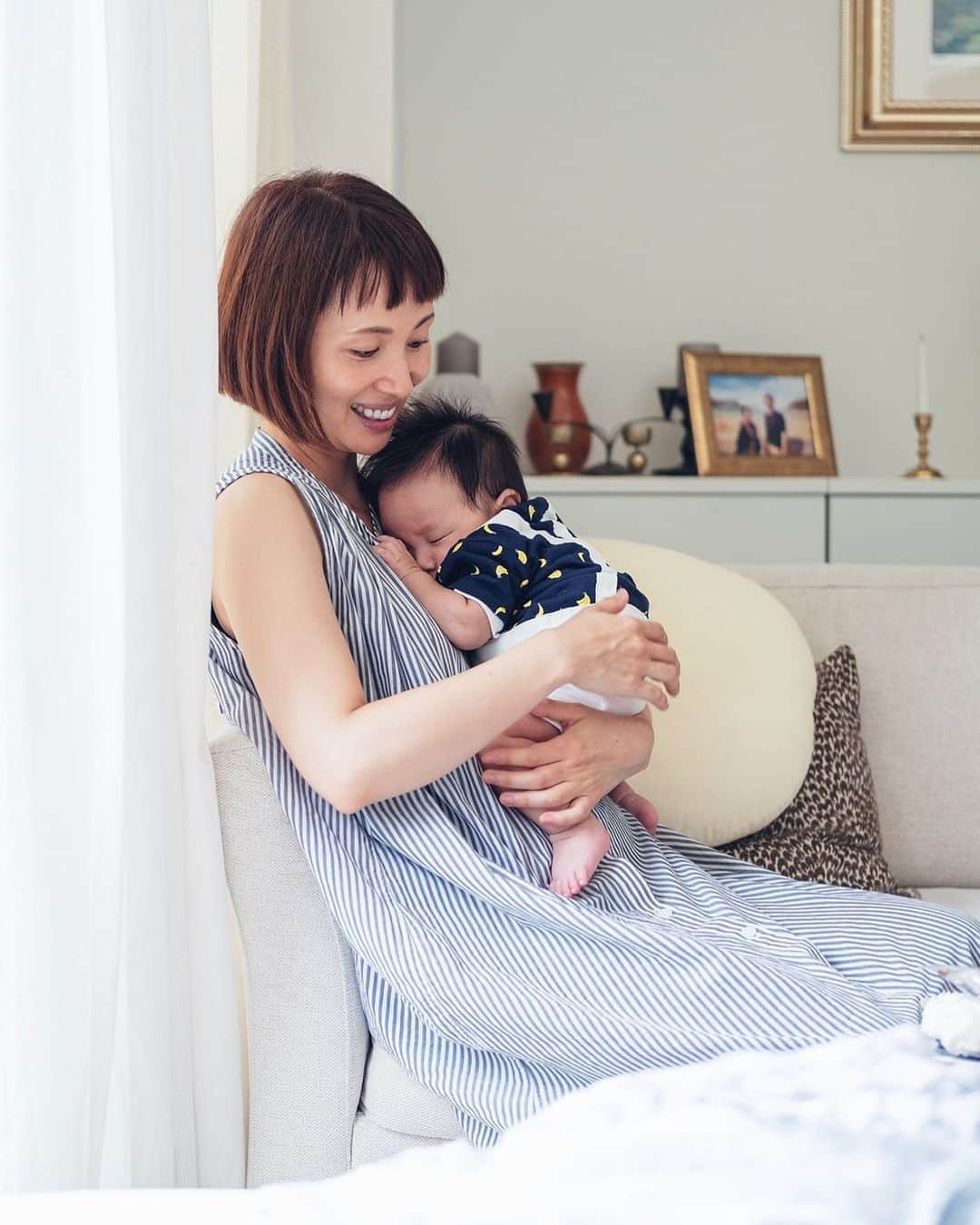 のインスタグラム：「最近は笑えるようになったり、 夜は7時間まとまって寝てくれるようになったり... 今日は初めて寝返りをうちました🙌🏻ゴロンと!! 新品の命の輝きに今日も感動しました。  いつも素敵な写真を撮ってくれるカメラマン📷✨ @hayatoyuine ・ ・ ・ #3months #boy #男の子のママ　#赤ちゃん　＃寝返り」