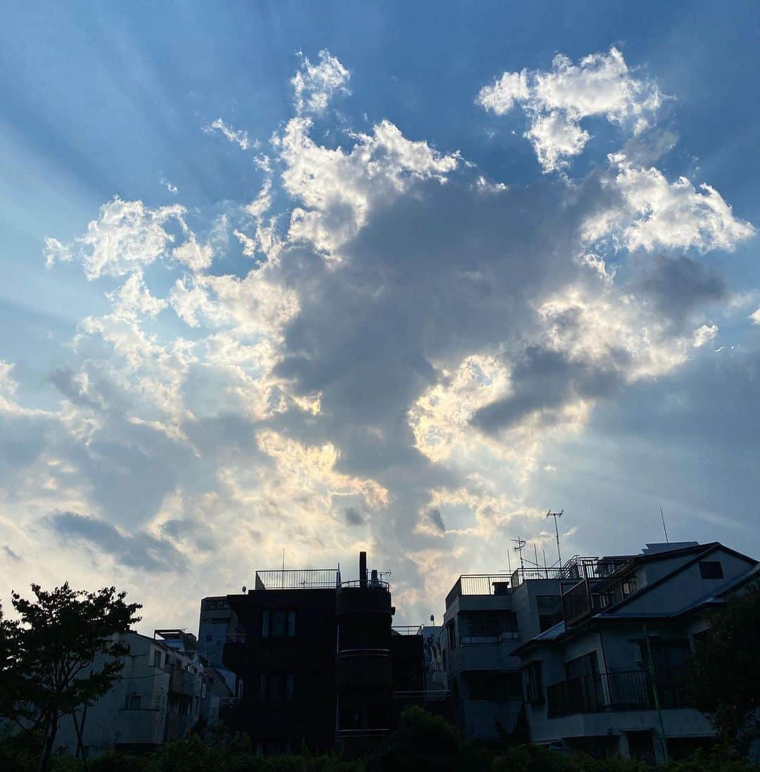 DJ DARUMAさんのインスタグラム写真 - (DJ DARUMAInstagram)「武蔵小山で最高な立ち食い焼鳥食べて 夕方からスケートパーク。な日曜日。 パークからコンビニ行く時に見た空が神々しかった。」8月16日 21時23分 - djdaruma