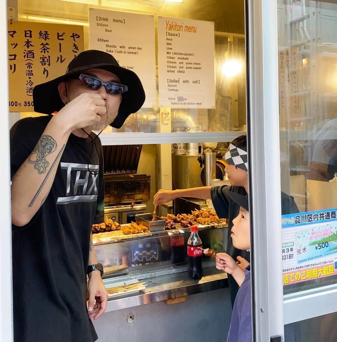 DJ DARUMAのインスタグラム：「武蔵小山で最高な立ち食い焼鳥食べて 夕方からスケートパーク。な日曜日。 パークからコンビニ行く時に見た空が神々しかった。」