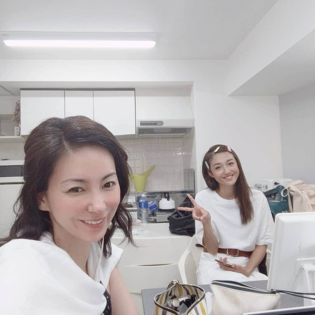真山景子のインスタグラム：「撮影現場。朝のメイク中。 だんだんメイクしてってるのわかりますか？笑今日は暑くて溶けてしまいそう💦あー、だめだぁ、まだ始まってないのに暑い…。みなさんもこまめに水分とって下さいね💛  #３枚目はまだ完成ではありません。😁」