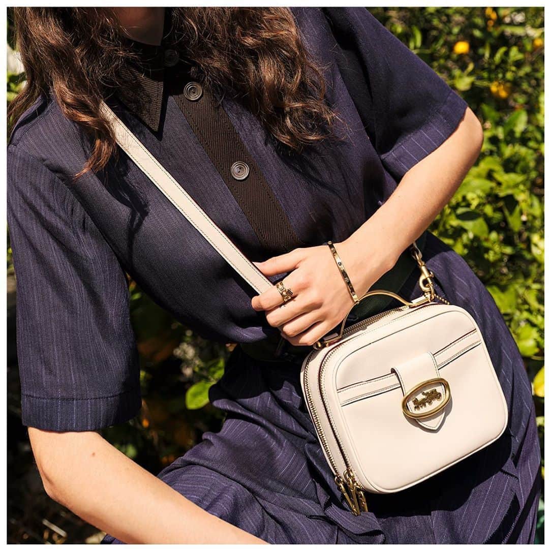 のインスタグラム：「Old-school style, all-new shape. Our new Riley Lunchbox was inspired by yours. 🍏 #CoachNY」