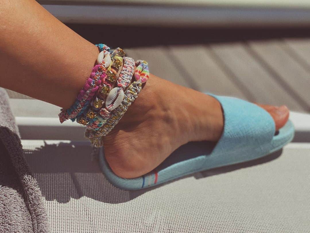 ダニジョーのインスタグラム：「She wore rainbows ‘round her ankles 🌈 #dannijogirls」