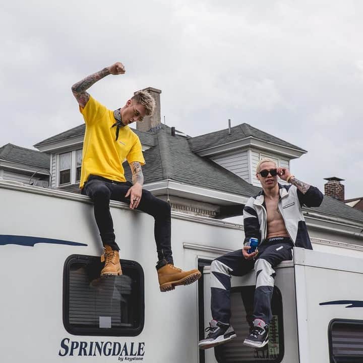 Hulu Home of Emmy-winningさんのインスタグラム写真 - (Hulu Home of Emmy-winningInstagram)「Oh, to be drinking on top of a trailer with these two. #BigTimeAdolescence」8月17日 7時00分 - hulu