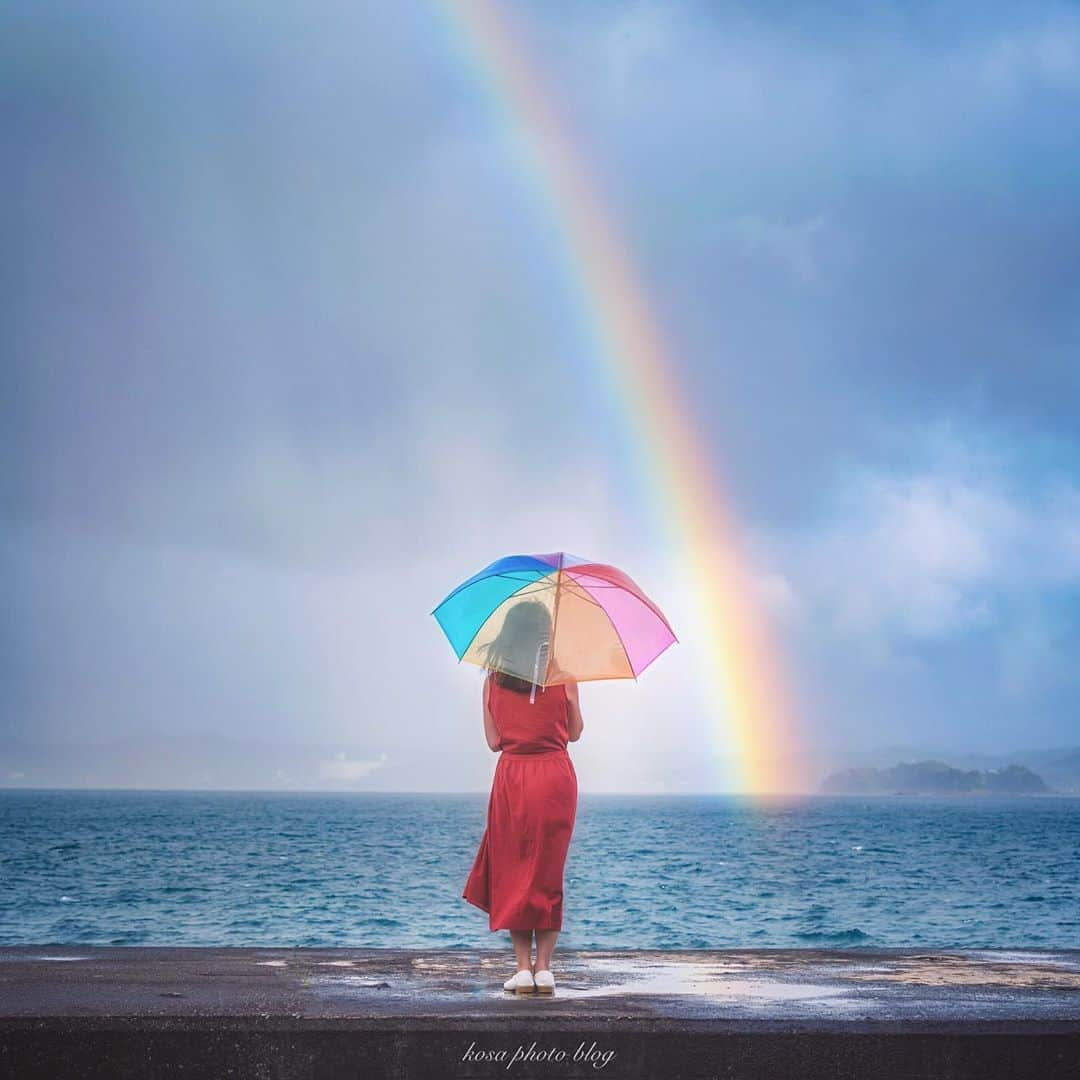 コサさんのインスタグラム写真 - (コサInstagram)「虹と虹傘でダブルレインボー🌈🌈 いつか本当の虹とコラボしたいと思ってたのが実現できました😆 . 約2日ほどインスタから離れてました DMやコメントは後ほど確認します🙋‍♂️ . Location:和歌山 Wakayama / Japan🇯🇵 Date:2020年8月 . #天神崎 #たな旅 #tokyocameraclub #dpj_member #TandDフォトコンテスト2020 #discover #今こそ写真でつながろう #YourShotPhotographer #Japan_Daytime_View #japan_of_insta #IGersJP #insta_wakayama #グッドトリップ和歌山 #かつらぎーの #nankiphoto #kf_gallery_vip #ポトレ撮影隊 #jp_portrait部 #jp_mood #sorakataphoto #Lap_2020 #raw_community_member #LBJ_Legend #s_shot #広がり同盟メンバー #1x_japan #Rox_Captures #bestjapanpics #japan_bestpic_ #パワーフォト部」8月17日 7時25分 - kosa_photo