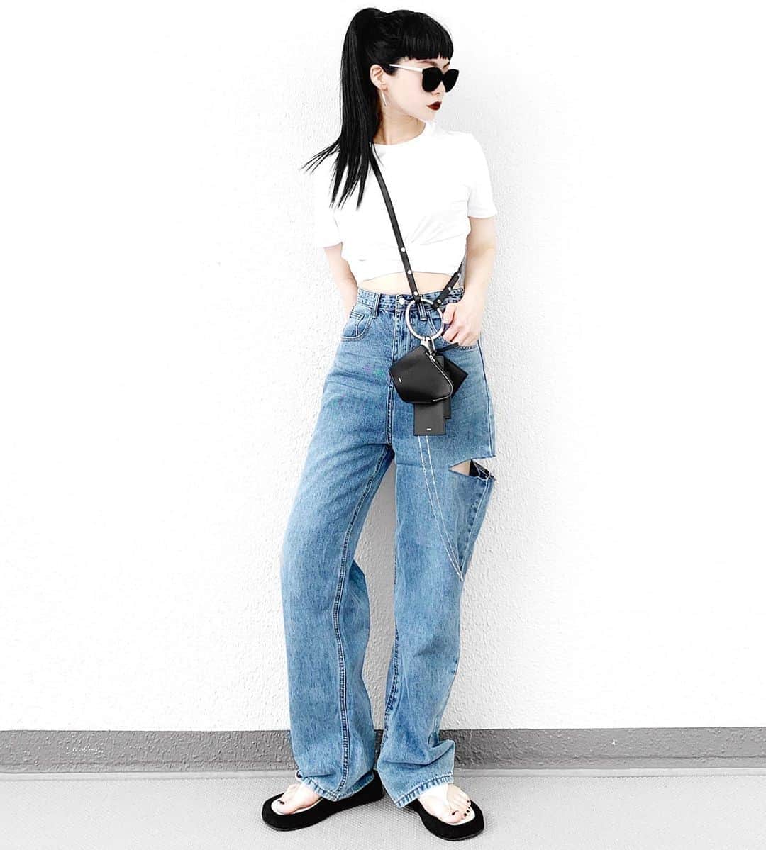 lve_xxxxのインスタグラム：「.﻿ .﻿ 久々 𝗱𝗲𝗻𝗶𝗺 👖履いた日。﻿ ﻿ 朝から灼熱🔥ですが ﾀﾞﾒｰｼﾞ部分から風入るから﻿ 涼しく感じるのは気のせいですかね？😂←﻿ ﻿ 昨日のTOPSの色違いです。﻿ ご質問頂いていたので🙇‍♀️﻿ ﻿ @lveu.official の﻿ ᴛᴡɪsᴛ ᴄʀᴏᴘᴘᴇᴅ ᴛ-sʜɪʀᴛ です☺︎﻿ (完売しておりますが…🙏)﻿ ﻿ 👖は現在も発売中です←﻿ ﻿ ﻿ ﻿ ｺｰﾃﾞｱｲﾃﾑ詳細は﻿ WEARをご覧くださいませ。﻿ ﻿ WEAR ： lvexxxx ﻿ 💻 https://wear.jp/sp/lvexxxx/﻿ ﻿ －－－－－－－－－－－－－－－－－－﻿ ﻿ 📢ｺﾒﾝﾄ頂ける際は、﻿ 最新投稿にお願い致します。﻿ ﻿ 過去投稿に頂いた際、気がつかない事もあり﻿ お返事致しかねる場合が御座います🙇‍♀ ️﻿ ﻿ ﻿」