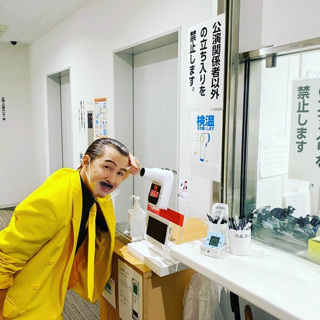 アキ（荒木良明）さんのインスタグラム写真 - (アキ（荒木良明）Instagram)「感染予防対策徹底してくれてはったおかげで、無事に全公演沢山のお客様に喜んでいただきました‼︎ありがとうございました🙏✨✨ 行き届いた対策、すばらしかった。お客様も僕らも写真の通り、さまざま気をつけ気をつけていただきました。対策とって慎重にして笑いに来たんや‼︎という、1人1人のお客さんの意識の高さが全日の公演を大きく盛り上げてくれました。ありがとうございました🙇‍♂️ 明日から僕は福岡に行きます。 御園座と同じく、寝て運動して食べて免疫上げて、感染対策万全にしっかり舞台を務めさせて頂きます‼︎またこうやって舞台に立って楽しんでもらえる毎日が、ほんと幸せです🤗  #御園座 #愛知県 #感染予防対策 #ありがとうございました #感謝 #福岡よしもと #大和証券connect劇場  #いぃよぉー #そういう時期でしょ」8月17日 7時33分 - mizutamareppuaki