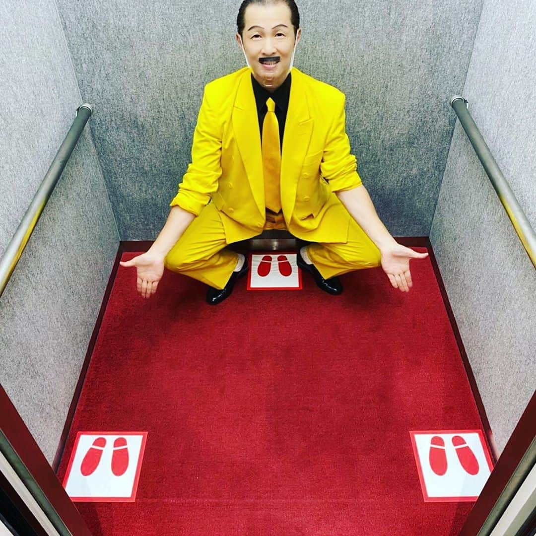 アキ（荒木良明）さんのインスタグラム写真 - (アキ（荒木良明）Instagram)「感染予防対策徹底してくれてはったおかげで、無事に全公演沢山のお客様に喜んでいただきました‼︎ありがとうございました🙏✨✨ 行き届いた対策、すばらしかった。お客様も僕らも写真の通り、さまざま気をつけ気をつけていただきました。対策とって慎重にして笑いに来たんや‼︎という、1人1人のお客さんの意識の高さが全日の公演を大きく盛り上げてくれました。ありがとうございました🙇‍♂️ 明日から僕は福岡に行きます。 御園座と同じく、寝て運動して食べて免疫上げて、感染対策万全にしっかり舞台を務めさせて頂きます‼︎またこうやって舞台に立って楽しんでもらえる毎日が、ほんと幸せです🤗  #御園座 #愛知県 #感染予防対策 #ありがとうございました #感謝 #福岡よしもと #大和証券connect劇場  #いぃよぉー #そういう時期でしょ」8月17日 7時33分 - mizutamareppuaki