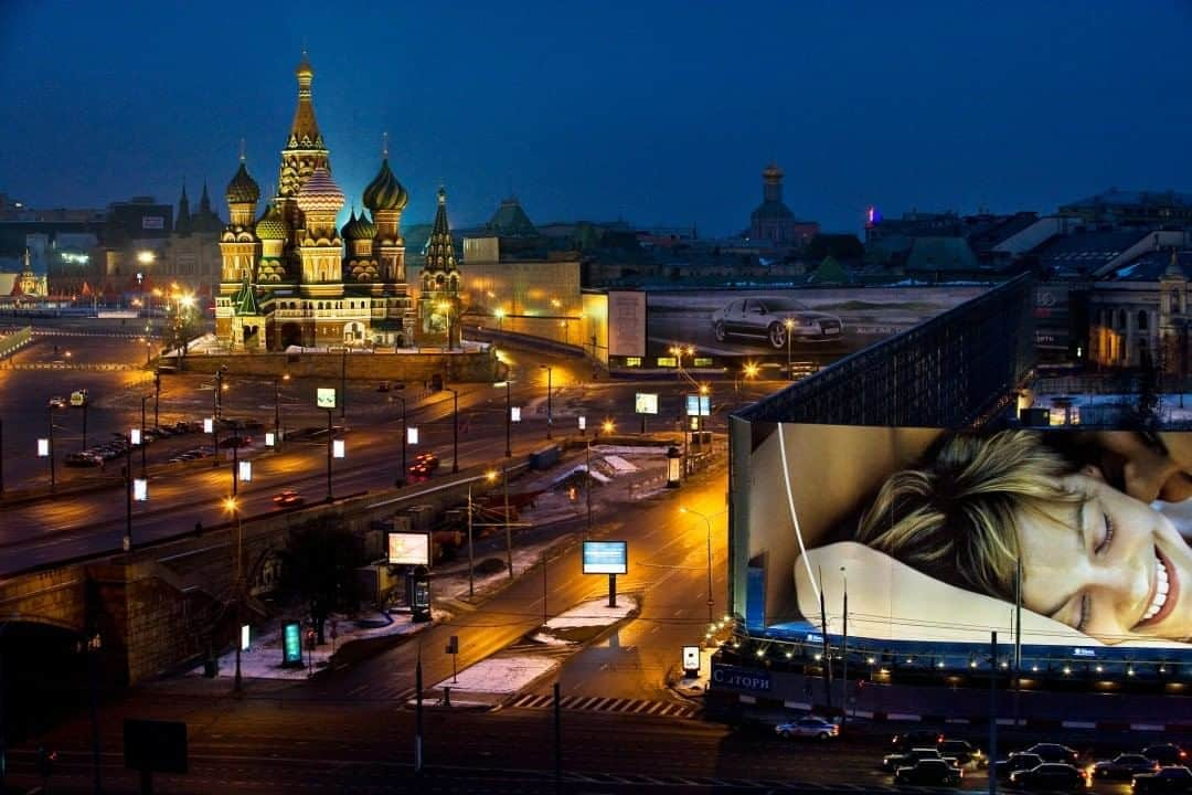 ナショナルジオグラフィックさんのインスタグラム写真 - (ナショナルジオグラフィックInstagram)「Photo by @gerdludwig  One of the best views of Moscow's Kremlin and Red Square (with Saint Basil's Cathedral) is from the top of the five-star Kempinski Baltschug Hotel, where a suite goes for up to $9,000 per night.  This outtake from the National Geographic story “Moscow at Night” will be featured in an exhibit of my work at this year’s Festival La Gacilly-Baden Photo, displayed outdoors in the picturesque town and gardens of Baden, Austria and featuring the work of other Nat Geo photographers. #Moscow #Russia #FestivalLaGacillyBaden #Baden #Austria」8月17日 7時35分 - natgeo