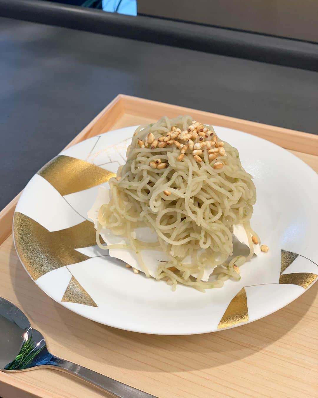 宮田綾子さんのインスタグラム写真 - (宮田綾子Instagram)「⁑ Japan Mastery Collection_est さんにお招きいただきました✨ WITH HARAJUKU内にある新しいお店 和の文化に現代の新しいエッセンスがプラスされてとってもお洒落な雰囲気 色とりどりの可愛いおいなりさんや素麺のランチセットと、デザートにはきんとんも♪ すっごく美味しかった！ 器もショップで販売されているものでセンスが良いわぁ 綺麗に山にするのが難しいけど楽しい（動画）笑 まやちゃんよく会ってるけど、またおしゃべり楽しかった♪  2人とも黒🖤  ___________________★ ___________________﻿﻿﻿﻿ インスタコンサルティング 受付中 詳細は @ayako__miyata  プロフィールURLよりご覧ください﻿﻿﻿﻿ ___________________★ __________________  #宮田綾子 #japanmasterycollection_est #ランチ #おいなりさん #創作料理 #withharajuku #ウィズ原宿 #原宿グルメ #原宿ランチ #原宿カフェ #おしゃれカフェ #きんとん #スイーツ #スイーツ好きな人と繋がりたい #harajuku #harajukucafe #カフェ好きな人と繋がりたい #カフェごはん #和食 #くいしんぼう #食べスタグラム #foodstagram #japanesefood」8月17日 7時36分 - ayako__miyata